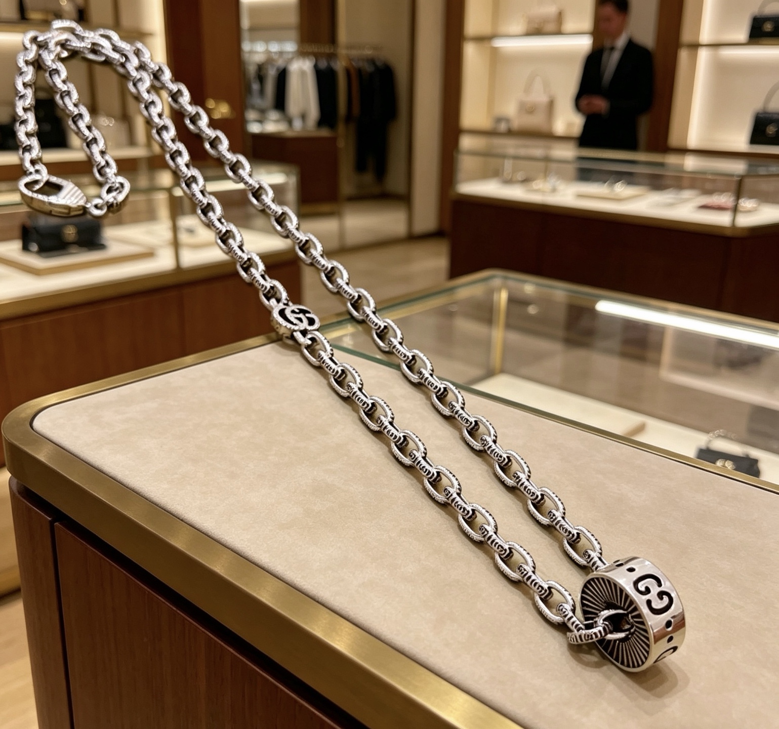 NO:767951,Batch, so handsome. The latest Gucci necklace in 2026 has a higher grade. The same style as the celebrity rolling ring, the classic Anger Forest series double G Gucci necklace. The chain length is 60 cm and the length can be changed. The details are distressed. The shiny version is not available in the market. This one has been out. It is a best-selling model in Gucci. It goes well with trendy clothes, fine jewelry, gucci, and necklace.19860909批 太帅啦 古驰项链2026最新款链条档次更高明星同款滚环经典款Anger Forest系列双G古驰项链 链长60厘米可改长度 细节对版做旧处理 非市面亮面版型 这款一直在出 古驰里面热卖款 非常好搭配潮流衣服,饰品精品,gucci,necklace,Jewelry