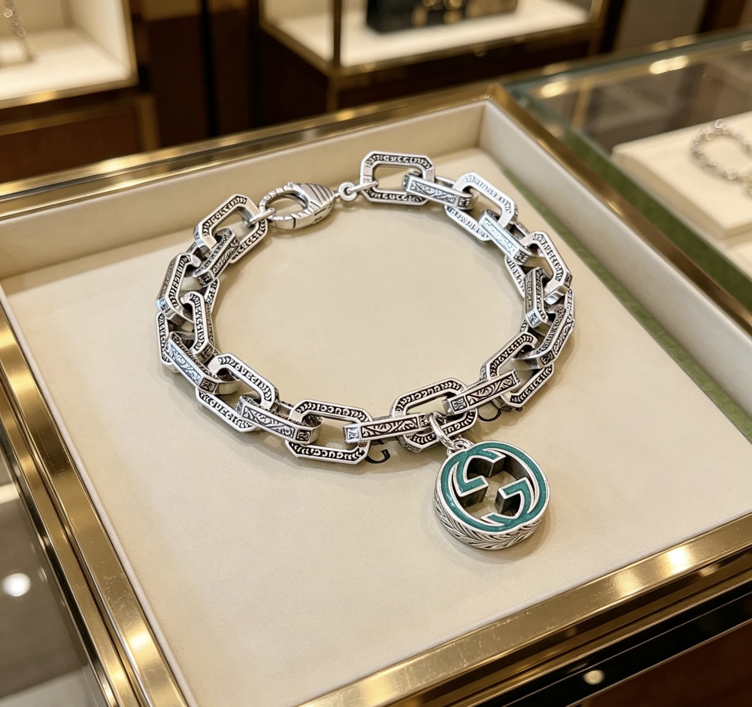 NO:767958,Batch. 2026 Gucci latest release. Recommended series Gucci Gucci bracelets latest classic models. The new bracelets are exquisite. Regardless of style and texture, they are absolutely top-notch. You can understand the original logo at a glance. It is super nice. The best choice to match clothes, showing low-key luxury and connotation. Size 18 20 22 24 cm, fine jewelry, gucci, gucci, bracelet19860909批.2026古驰最新出炉 推荐系列Gucci古驰手链最新款的经典款 新品手链精致无论款式 质感 都是绝对的顶尖feel 只要看一眼就懂了原版logo 超 nice 搭配衣服最佳的选择,显低调奢华有内涵.码数18 20 22 24厘米,饰品精品,gucci,gucci,bracelet,Jewelry
