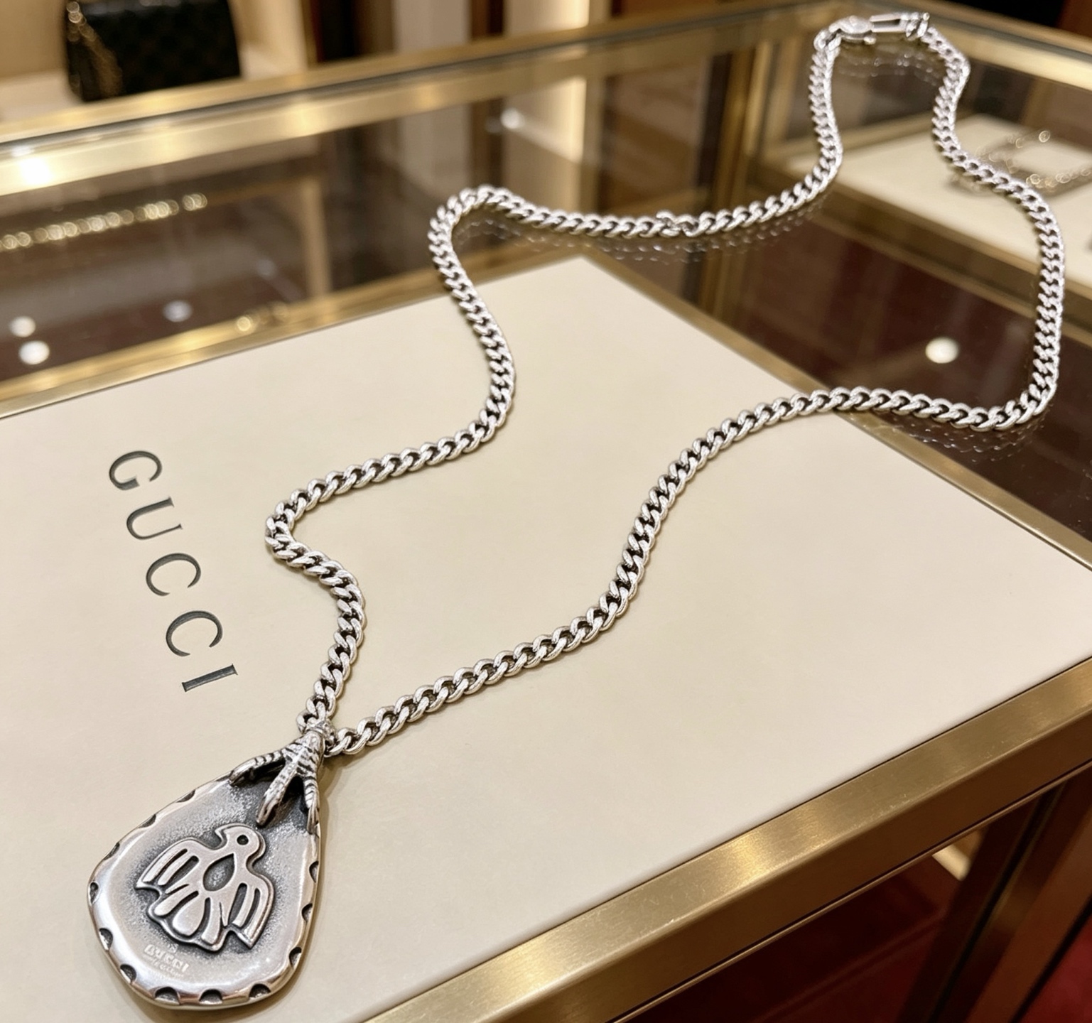 NO:767992,The latest Gucci necklace has a higher grade. The same model as the star's Anger Forest series for men and women. Double G retro silver necklace. Same style for men and women. The chain length is 60 cm and can be changed in length. The details are distressed. The shiny version is not available in the market. This model has been out. It is a best-selling model in Gucci. It is very good to match trendy clothes, fine jewelry, gucci, necklace.19860909批古驰项链最新款链条档次更高明星同款Anger Forest男女同款系列双g复古银项链 男女同款 链长60厘米可改长度 细节对版做旧处理 非市面亮面版型 这款一直在出 古驰里面热卖款 非常好搭配潮流衣服,饰品精品,gucci,necklace,Jewelry