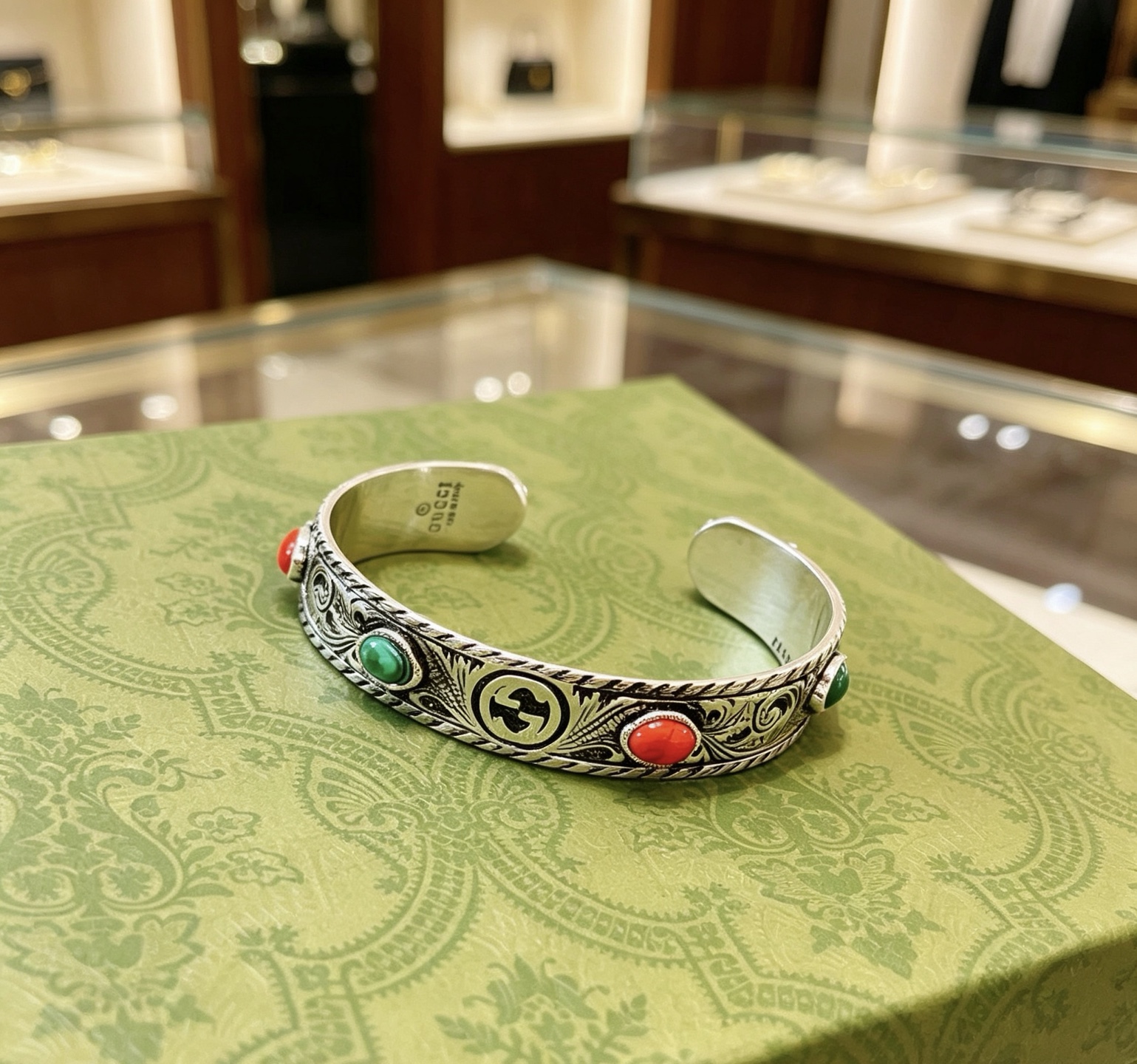 NO:767994,Approved. Look for exclusive details and quality Gucci bracelets, full of unique charm, the latest bracelets, higher-end stars, Anger Forest series, Double G classic series, high-quality new Gucci bracelets. Details are plate-matched silver processing. Non-market glossy version. This one has been on the market. It is a best-selling model in Gucci. It goes well with trendy clothes, fine jewelry, gucci, and bracelets.19860909批.认准独家细节品质古驰手镯手环独特魅力十足最新款手镯 档次更高明星同款Anger Forest系列双G经典款系列高品质新品古驰手环 细节对版银处理 非市面亮面版型 这款一直在出 古驰里面热卖款 非常好搭配潮流衣服,饰品精品,gucci,bracelet,Jewelry