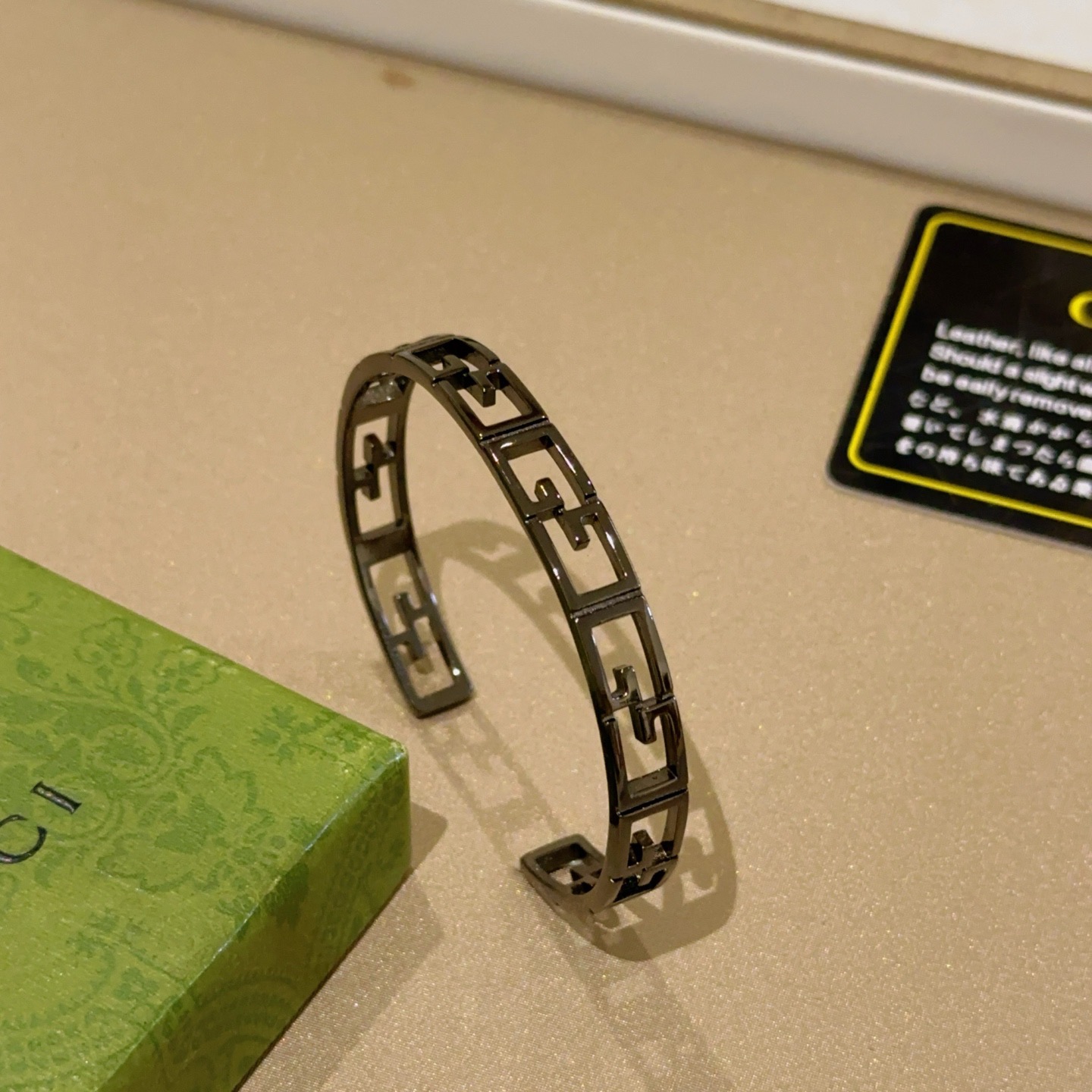 NO:768001,Batch. Gucci bracelets are hand-made latest bracelets with a higher grade. The same style as the Anger Forest series Double G classic series Gucci bracelets. The details are distressed. The shiny version is not available in the market. This one has been on the market. It is a best-selling model in Gucci. It goes well with trendy clothes, high-quality jewelry, Gucci, and bracelets.19860909批.古驰手镯手环纯手工打造最新款手镯档次更高明星同款Anger Forest系列双G经典款系列古驰手环 细节对版做旧处理 非市面亮面版型 这款一直在出 古驰里面热卖款 非常好搭配潮流衣服,饰品精品,gucci,bracelet,Jewelry