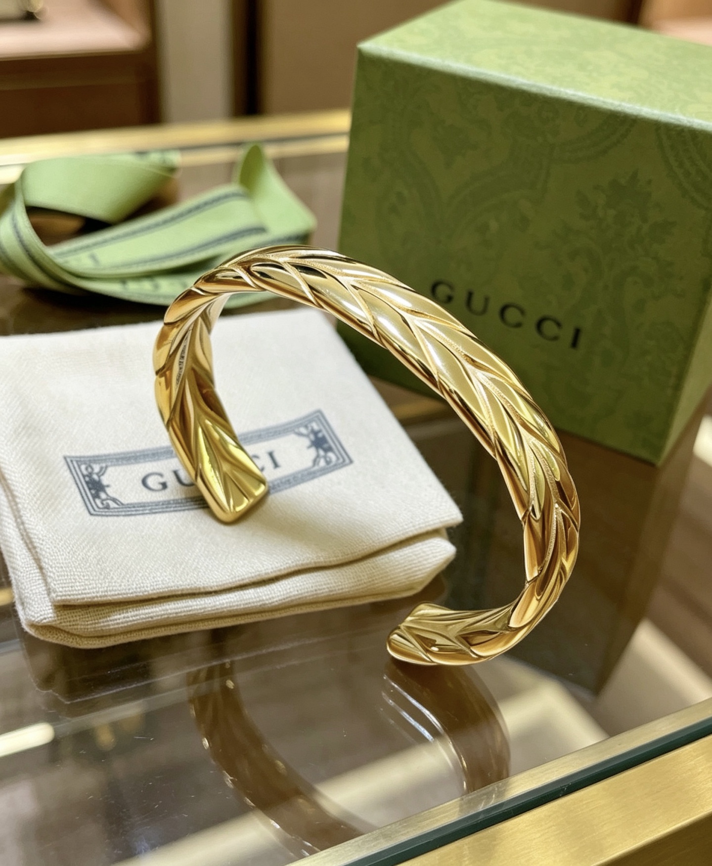 NO:767960,Batch. Look for the exclusive distressed gold series, thickened and widened Gucci bracelets, full of unique charm, the latest bracelets, higher-grade stars, Anger Forest series, double G classic series, high-quality new Gucci bracelets, details are distressed, non-market glossy version, this one has been on the market, best-selling model in Gucci, very good to match trendy clothes, boutique jewelry, gucci, bracelet, gold19860909批 .认准独家做旧黄金系列加厚加宽古驰手镯手环独特魅力十足最新款手镯 档次更高明星同款Anger Forest系列双G经典款系列高品质新品古驰手环 细节对版做旧处理 非市面亮面版型 这款一直在出 古驰里面热卖款 非常好搭配潮流衣服,饰品精品,gucci,bracelet,gold,Jewelry