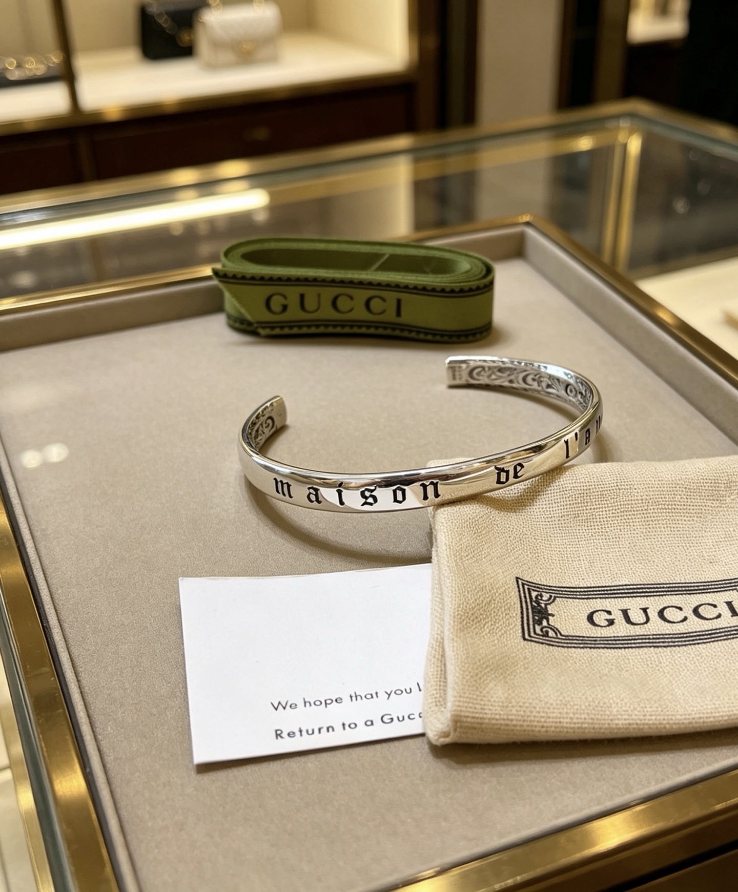 NO:767981,Approved. Look for the exclusive thickened and widened Gucci bracelet, unique and charming. The latest bracelet. Higher grade. Anger Forest series, double G classic series, vintage silver, high-quality new Gucci bracelet. The details are distressed. Non-market glossy version. This one has been released. It is a best-selling model in Gucci. It goes well with trendy clothes, high-quality jewelry, gucci, and bracelets.19860909批.认准独家加厚加宽古驰手镯手环独特魅力十足最新款手镯 档次更高明星同款Anger Forest系列双G经典款系列复古银高品质新品古驰手环 细节对版做旧处理 非市面亮面版型 这款一直在出 古驰里面热卖款 非常好搭配潮流衣服,饰品精品,gucci,bracelet,Jewelry