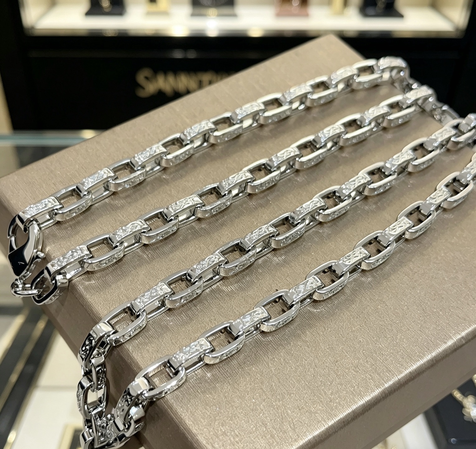 Saint Laurent Jewelry 。 New Release V Yves Saint Laurent DIVAS‘ DREAM ， ， ， ， ，V ， 。 YSL 60cm — photo 7