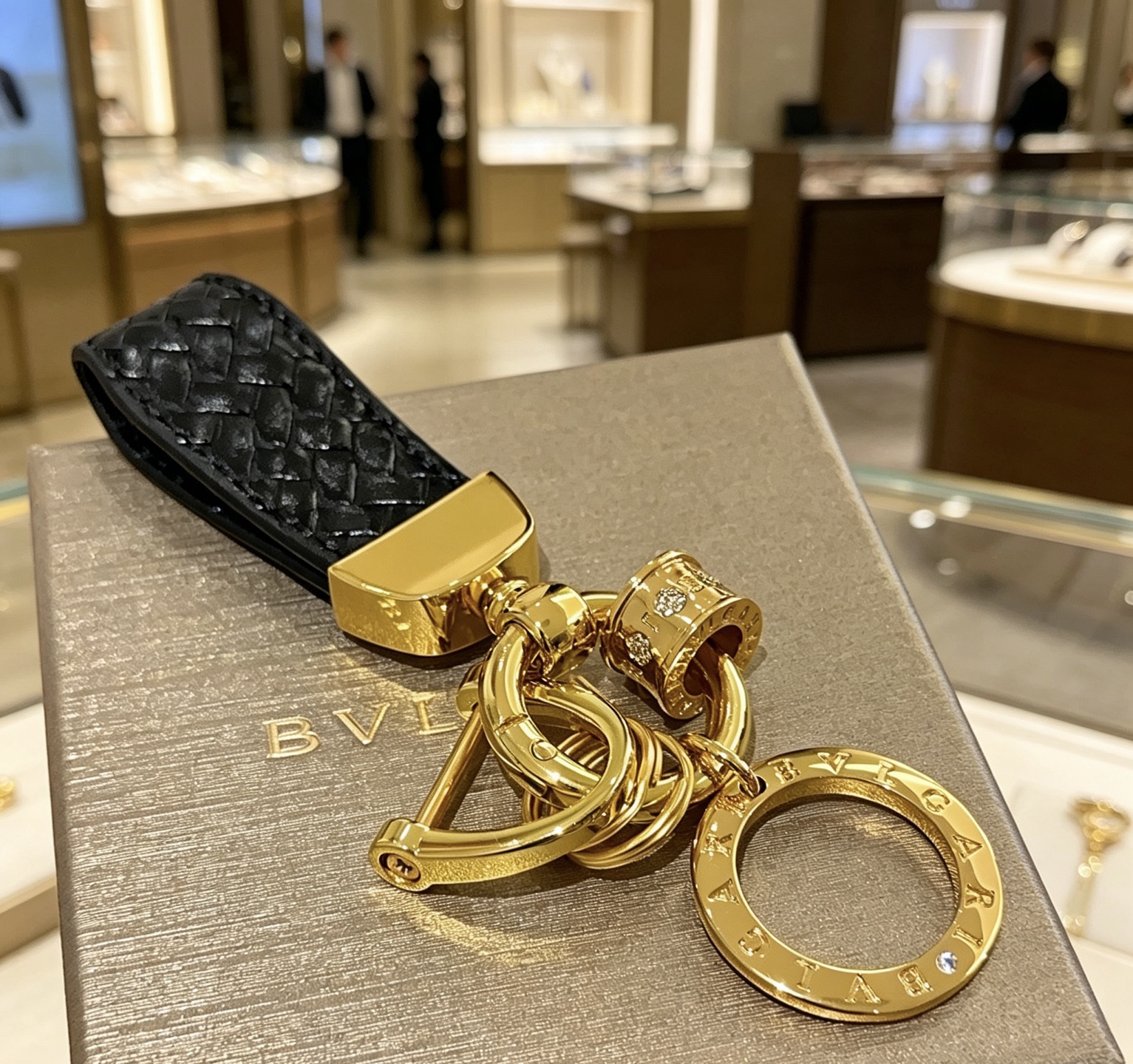 NO:768010,Batch of new products released Bvlgari bag charm keychain Bvlgari keychain The latest bag charms are of a higher grade and are the same style as celebrities Classic co-branded design concept keychain series Details are distressed and not available in the market Glossy version This one has been on the market Best-selling model in Bvlgari Very good match with trendy backpacks, jewelry boutiques, bvlgari, backpacks, keychain19860909批新品发布 宝格丽包包挂饰钥匙扣 宝格丽钥匙扣 最新款包包挂饰档次更高明星同款 经典款联名设计理念钥匙扣系列 细节对版做旧处理 非市面亮面版型 这款一直在出 宝格丽里面热卖款 非常好搭配潮流背包,饰品精品,bvlgari,backpacks,keychain,Jewelry
