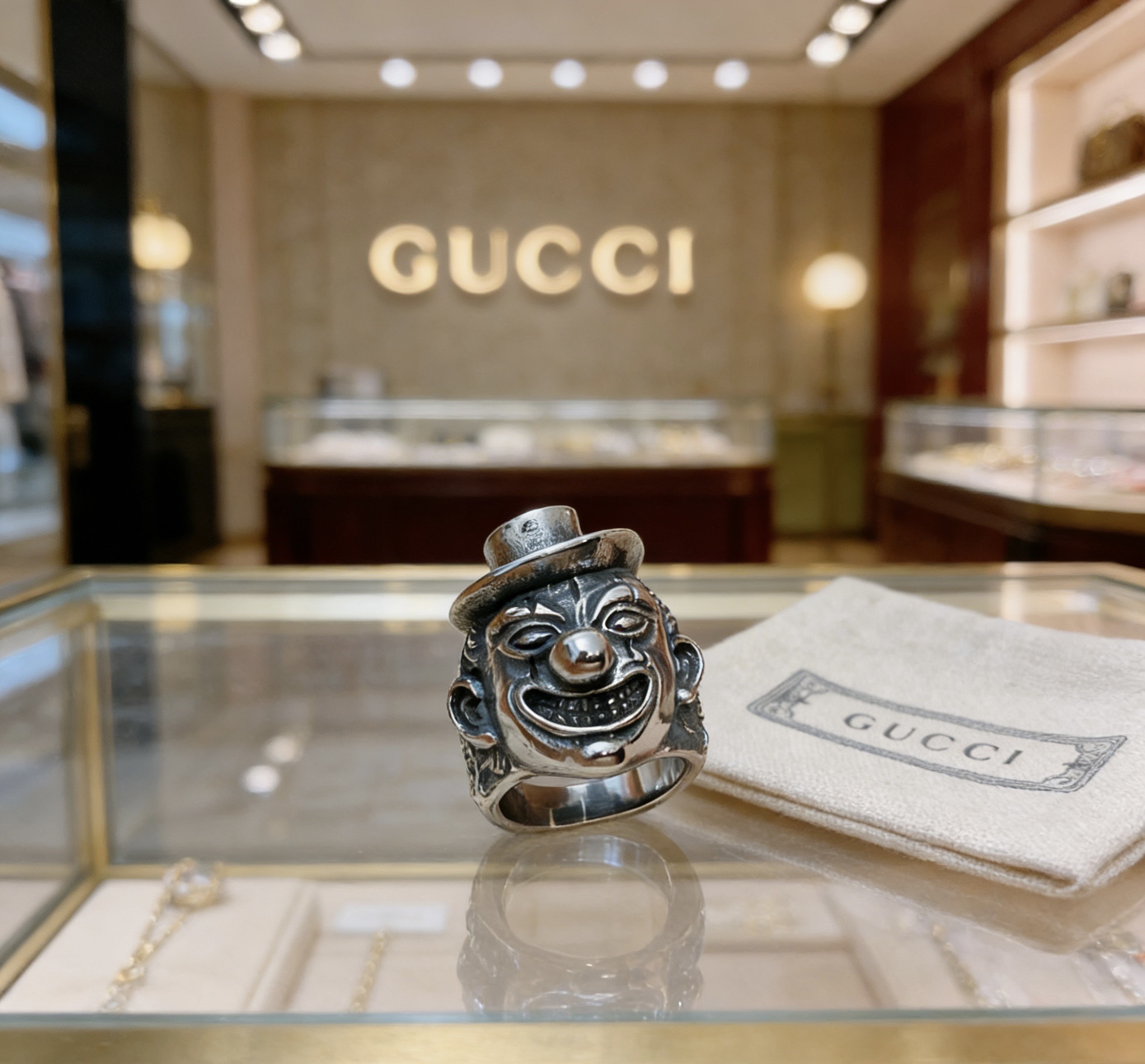 NO:768018,Batch. The latest style of Gucci ring, clown man, has a unique temperament and a higher grade. The same model as the star Anger Forest series. Double G. Purely handmade. Gucci ring. Detail matching is purely handmade. Non-market shiny version. This one has been on sale. It is a best-selling model in Gucci. It goes well with trendy clothes. The size is 6 7 8 9 10 11, fine jewelry, gucci, ring.19860909批.古驰戒指最新款式小丑人独特气质档次更高明星同款Anger Forest系列双G纯手工制作工艺 古驰戒指 细节对版纯手工处理 非市面亮面版型 这款一直在出 古驰里面热卖款 非常好搭配潮流衣服码数美6 7 8 9 10 11,饰品精品,gucci,ring,Jewelry