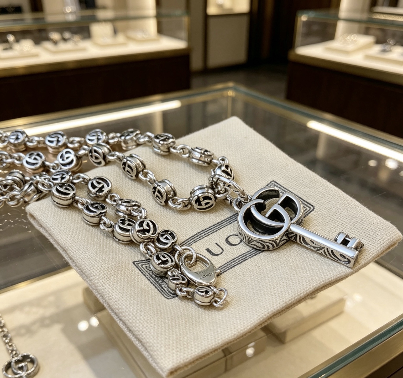 NO:768092,The latest Gucci necklace has a higher grade. The same style as the celebrity Anger Forest series double G key necklace. The chain length is 60 cm. The details are distressed. The glossy version is not available in the market. This model has been on the market. It is a best-selling model in Gucci. It is very good to match with trendy clothes, fine jewelry, Gucci, and necklace.19860909批古驰项链最新款链条档次更高明星同款Anger Forest系列双g钥匙项链 链长60厘米 细节对版做旧处理 非市面亮面版型 这款一直在出 古驰里面热卖款 非常好搭配潮流衣服,饰品精品,gucci,necklace,Jewelry