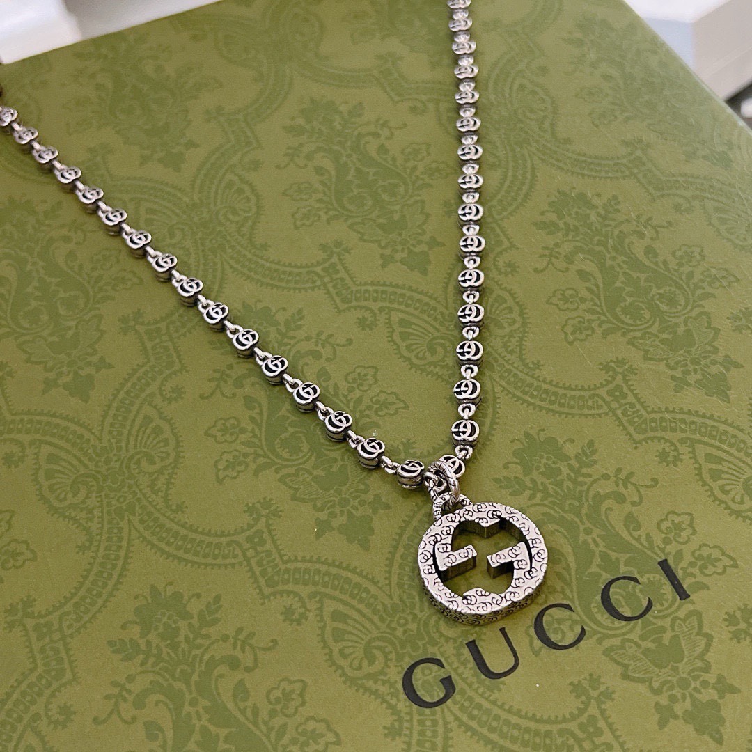 NO:768019,Gucci Necklace Gucci Necklace. The latest chain is of higher quality. The same style as the Anger Forest series double G for celebrities. The new Gucci necklace. The length of the chain is 60 cm and the length can be changed. The details are distressed and the version is not available in the market. This model has been sold in Gucci. It is a very good match with trendy clothes, fine jewelry, Gucci, and necklace.19860909批古驰项链古驰项链. 最新款链条档次更高明星同款Anger Forest系列双G新款古驰项链 链长60厘米可改长度 细节对版做旧处理 非市面亮面版型 这款一直在出 古驰里面热卖款 非常好搭配潮流衣服,饰品精品,gucci,necklace,Jewelry