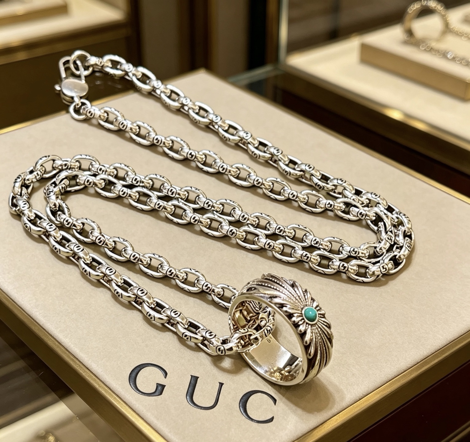 NO:768027,The latest Gucci necklace has a higher grade. The same style as the star Anger Forest series double G ring ring Gucci necklace. The chain length is 60 cm and the length can be changed. The details are distressed. The shiny version is not available in the market. This one has been on the market. It is a best-selling model in Gucci. It goes well with trendy clothes, fine jewelry, gucci, necklace, ring.19860909批古驰项链最新款链条档次更高明星同款Anger Forest系列双G戒指环古驰项链 链长60厘米可改长度 细节对版做旧处理 非市面亮面版型 这款一直在出 古驰里面热卖款 非常好搭配潮流衣服,饰品精品,gucci,necklace,ring,Jewelry