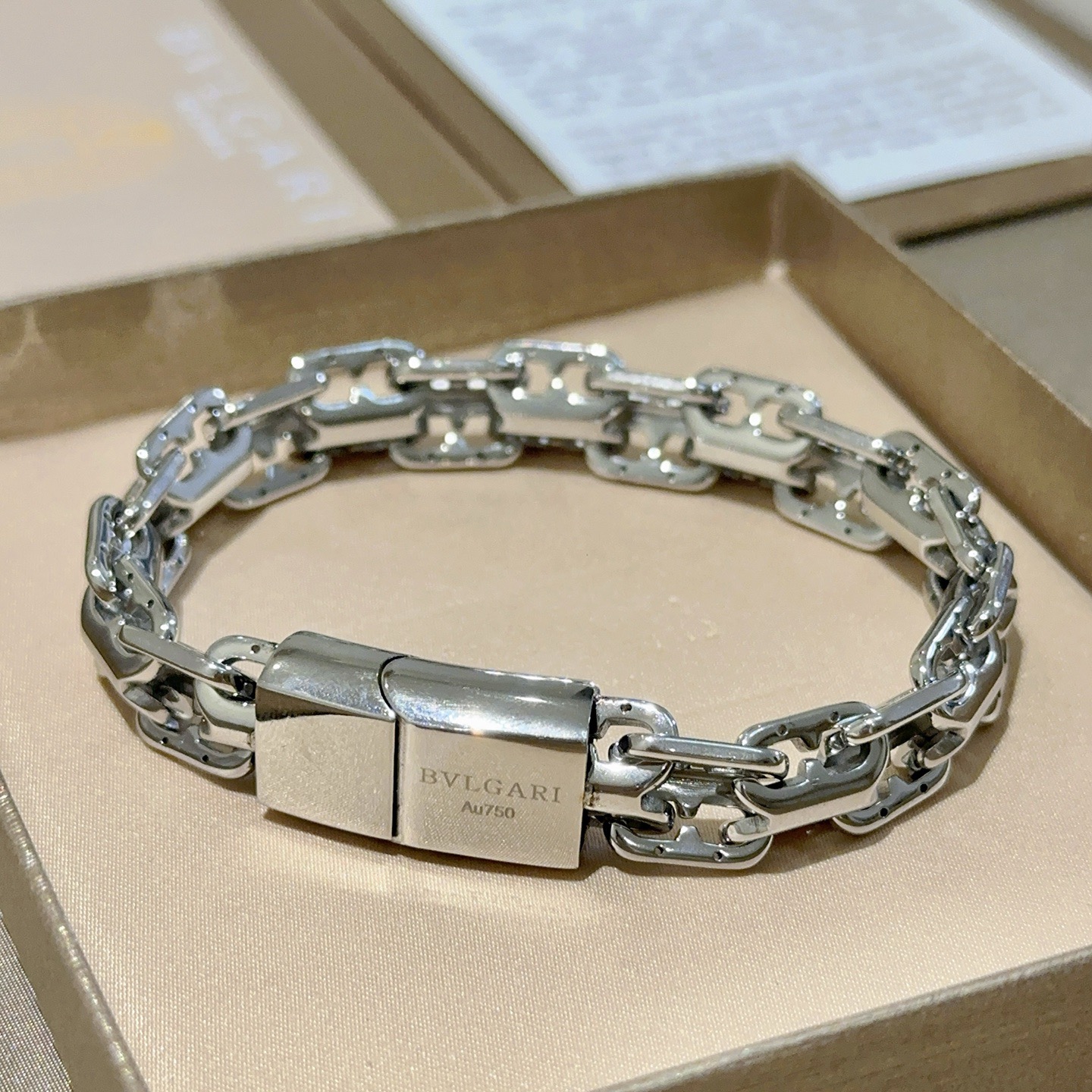 NO:768051,Batch. Bvlgari bracelet made of V gold. BVLGARI DIVAS’ DREAM series. The appearance is perfect, the details are invincible, the unique color is completely impeccable, and it is decorated with a classic ring shape design. It is simple yet elegant and eye-catching. The V gold pure handmade combination is more elegant and elegant. The same style for men and women, fine jewelry, bottega veneta, bvlgari, bvlgari, bracelet19860909批.宝格丽手链V金材质 BVLGARI宝格丽 DIVAS‘ DREAM 系列 品相完美,细节无敌,那种独特的色泽完全无可挑剔,再缀以经典指环外形设计,简约之余却又优雅夺目,V金纯手工的组合更显气色,上手雅致动人.男女同款,饰品精品,bottega veneta,bvlgari,bvlgari,bracelet,Jewelry