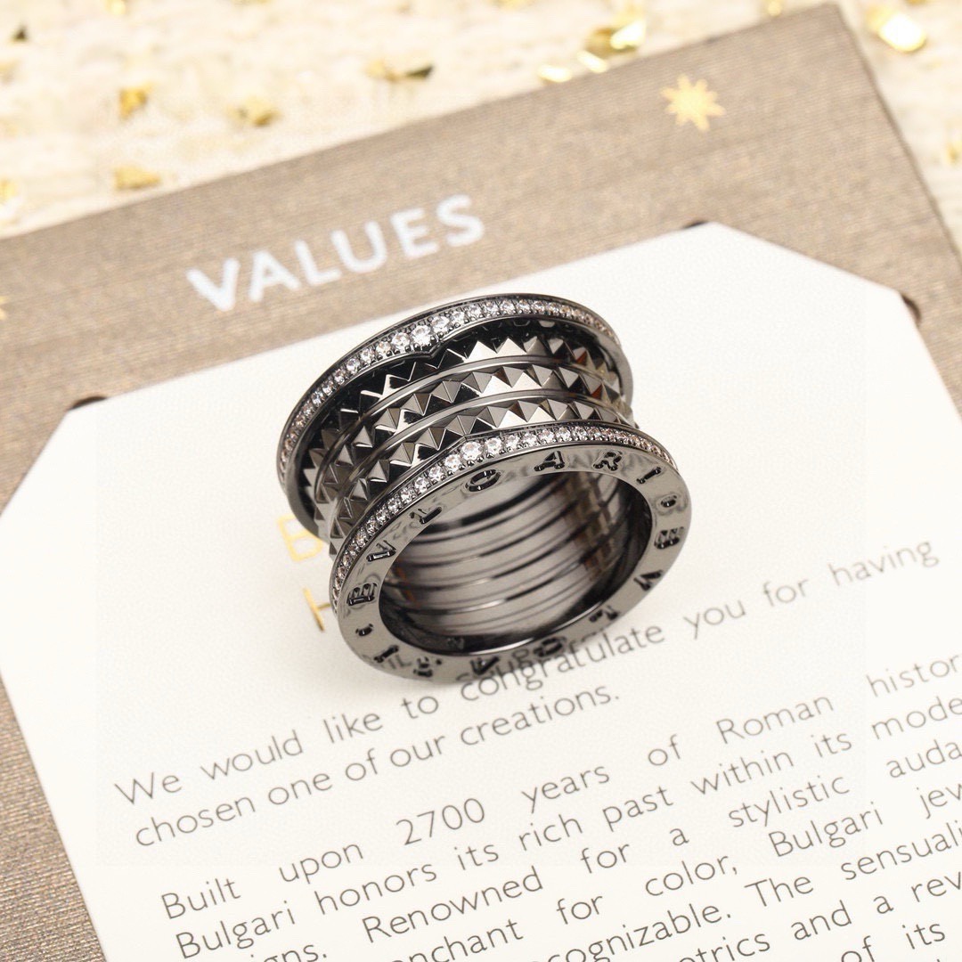NO:768059,Batch [Produced by us] Bvlgari Ring with Diamond Wide Version Ring ZP 60005+. Look for the only ZP development company that truly purchases jewelry. It can be customized with real gold and real diamonds. We only make the right version of ZP real gold products. Pk various gold products on the market.  The B.zero1Rock series draws inspiration from the world-famous amphitheater - the Colosseum, demonstrating BVLGARI's creative perspective and free and uninhibited style. The unique spiral design is reinterpreted with gold studs, challenging the essence of jewelry aesthetics and highlighting the free and forward-looking spirit of Bvlgari's classic design. The B.zerol Rock series 18K double-ring ring, the spiral part is embellished with studs, and the edge is decorated with pavé diamonds. B.zero1 ring  Needless to say how classic it is, the popular Roman design makes the upper body very noble!  We agree on zp, classic jewelry level development, you can feel it by looking at the pictures, it is really very detailed. In terms of materials, we use silver thick gold plating. In order to achieve the zp effect, the ceramics are imported ceramics. This one is not the required oily effect, because the pendant is relatively small and is wrapped in metal. The effect it wants to achieve is that the color contrast is clear and textured when it is upper body, so it is not the usual one.  The jade-like ceramics you see are all very solid. The middle part of the metal is made of spirals processed by CNC and embellished with studs, and then hand-polished by the master to be very precise. It will never have a scratchy texture. You can see the overall effect by looking at the picture. Logo and lettering are clichés. We don’t need to describe too much when making B products. Everyone knows it well. I magnified the photos 30 times. I only dare to enlarge if I have confidence!  I hope you can feel the quality, fine jewelry, bottega veneta, bvlgari, bvlgari, ring19860909批【我们出品】宝格丽戒指带钻宽版戒指ZP 60005+认准唯一一家真正购入珠宝类ZP开发的,可订做真金真钻,只做对版ZP真金货,Pk市面各种金货 B.zero1Rock系列从举世闻名的圆形露天剧场—罗马斗兽场汲取灵感,彰显出BVLGARI宝格丽的创意视角和洒脱不羁的风范.别具-格的螺旋设计以金质饰钉重新演绎,向珠宝美学的精髓发起挑战,彰显宝格丽经典设计的自由不羁和前瞻精神.B.zerol Rock系列18K双环戒指,螺旋部分点缀 饰钉,边缘饰以密镶钻石. B.zero1戒指 它的经典程度无需多言,万众青睐的罗马设计,上身非常高贵气质！我们一致zp,经典珠宝级别开发,看图片你们就可以感受出来,真的非常细致.材质方面我们采用银厚金电镀,为了达到zp的效果,陶瓷用的是进口陶瓷,这款不是要求的油润的效果,因为吊坠比较小而且还有金属部分包裹,它想达到的效果是上身时候颜色对比是分明的,比较有质感,所以不是平时所见的玉石一样的陶瓷,都是很实打实的.中间部分金属是由全CNC加工而成的螺旋再点缀饰钉,再由师傅手工抛光的非常到位,绝对不会有沙沙的质感,看图片就能看得出来整体效果.logo刻字这些老生常谈,我们做B家货不要多描述,大家都很清楚了,我都是放大了30倍拍的,有信心才敢放大！希望你们可以感受到品质,饰品精品,bottega veneta,bvlgari,bvlgari,ring,Jewelry