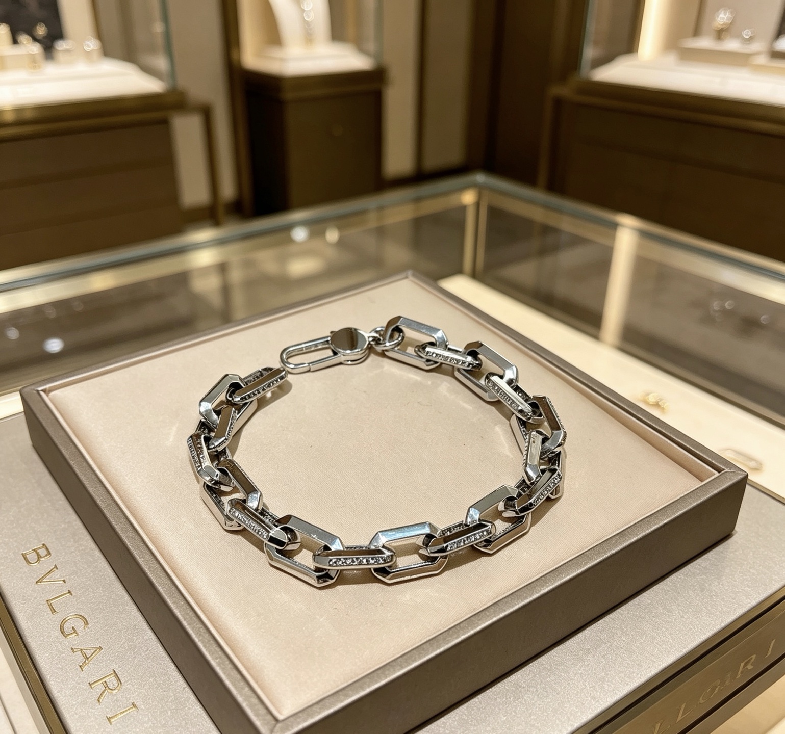 NO:768068,Batch. BVLGARI Bracelet V gold material BVLGARI DIVAS' DREAM series The appearance is perfect, the details are invincible, the unique color is completely impeccable, and it is decorated with a classic ring shape design, which is simple yet elegant and eye-catching. The pure handmade combination of V gold is more elegant and elegant. Same style for men and women. Bvlgari bracelet size: 18 20 22 24 cm, fine jewelry, Bottega  veneta,bvlgari,bvlgari,bracelet19860909批.宝格丽手链V金材质 BVLGARI宝格丽 DIVAS‘ DREAM 系列 品相完美,细节无敌,那种独特的色泽完全无可挑剔,再缀以经典指环外形设计,简约之余却又优雅夺目,V金纯手工的组合更显气色,上手雅致动人.男女同款 宝格丽手链尺寸:18 20 22 24厘米,饰品精品,bottega veneta,bvlgari,bvlgari,bracelet,Jewelry