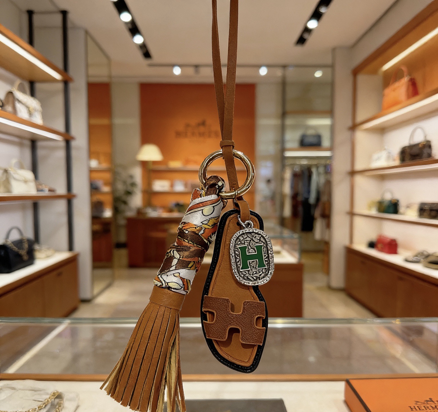 Hermes Oran Sandália Tassel Bag Charme pingente tom de ouro metal marrom couro multicolor seda verde esmalte preto guarnição de couro 12 cm comprimento total
