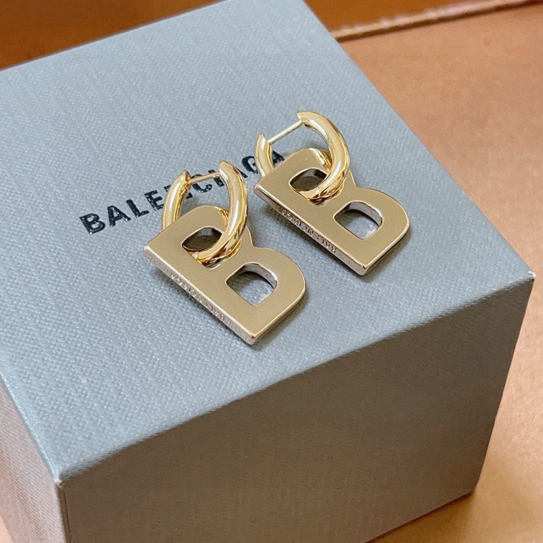 NO:768148,Batch BALENCIAGA Balenciaga earrings, king series, counter synchronization update, simple hoop superimposed shape earrings, classic style matching, full design sense, perfect for matching clothes, jewelry boutique, balenciaga, balenciaga, earrings19860909批 BALENCIAGA 巴黎世家耳钉 王炸系列 专柜同步 更新 简约圈口叠加造型耳环 经典造型搭配 设计感十足 搭配衣服绝绝子,饰品精品,balenciaga,balenciaga,earrings,Jewelry