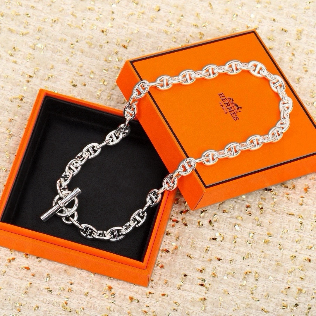 NO:768184,Batch Hermès Necklace Pig Nose Series [Produced by us] Pig Nose Necklace Rough Edition This story began in 1938, when Robert Dumas, a member of the Hermès family  Dumas thought of designing a piece of jewelry based on the ship's anchor chain. The anchor chain bracelet was born, with a natural sense of balance and a fashionable and sporty shape. The chain links with different postures were polished, stretched, twisted and deformed, and transformed into necklaces, long necklaces, rings, earrings and bracelets in a game of shape and volume. It is the best.  One, special simple and elegant, so beautiful, see for yourself, look for our diamond-shaped ◇ anti-counterfeiting label, and the Seiko version, electroplated light silver is very unique [witty] [witty] Don’t say anything, keep it for yourself, fine jewelry, hermes, earrings, necklace, ring, bracelet19860909批 爱马仕项链猪鼻子系列【我们出品】猪鼻子项链粗版 这段故事始于1938年,当时,爱马仕家族成员罗贝尔·杜马（Robert Dumas）想到借鉴船的锚链设计一款珠宝.锚链手镯于焉诞生,拥有浑然天成的平衡感和既时尚又运动的造型.姿态各异的链环经过抛光打磨,环形拉伸,扭转变形,在造型与体量的游戏中化身为项链、长项链、戒指、耳环和手镯.属最赞的一款,特别的简约大方,多美,自己看哈,认准我们的菱形◇防伪标,而且,精工版,电镀光银非常的别致[机智][机智]什么都别说,先自留,饰品精品,hermes,earrings,necklace,ring,bracelet,Jewelry