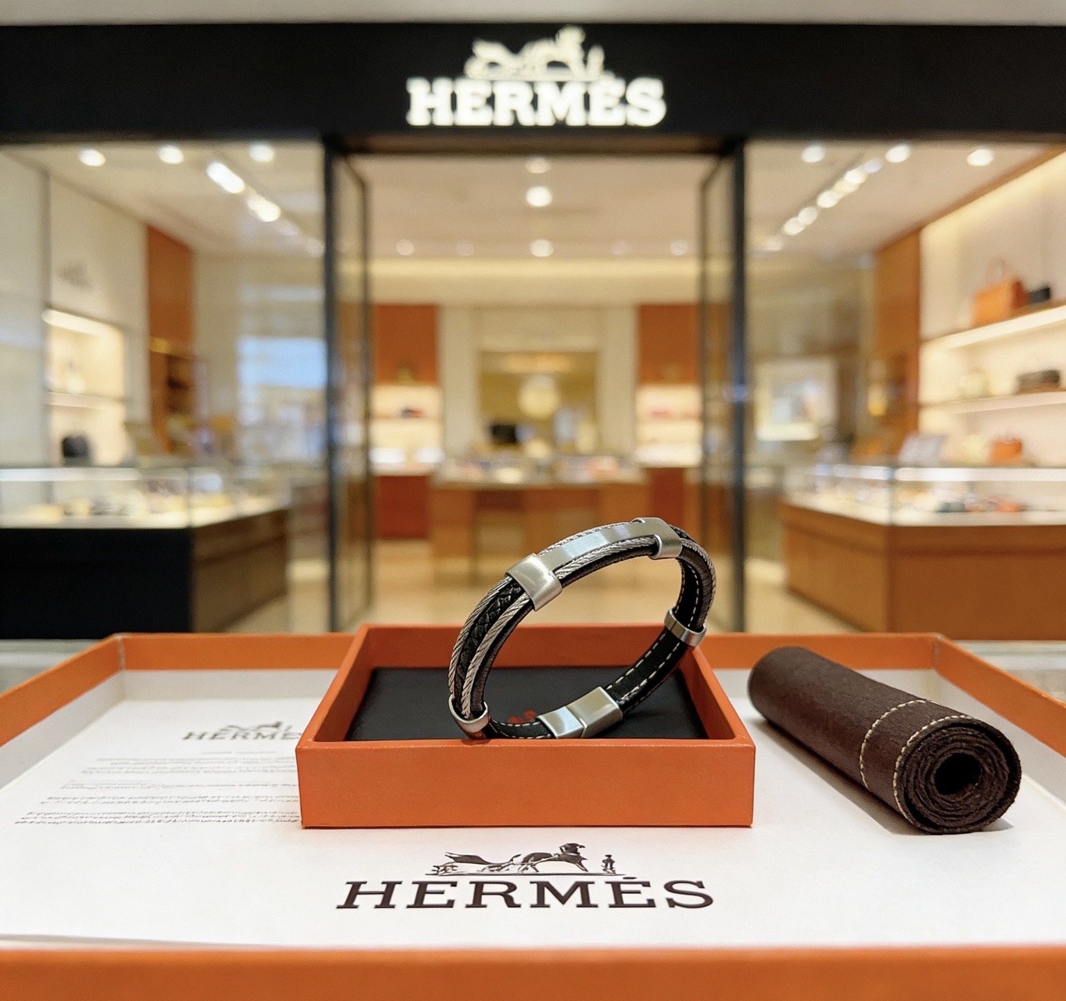 NO:768104,Batch New Product Release Hermès Leather Cord Bracelet The latest model of pure handmade leather material is of higher quality. The same style as the star Anger Forest series Hermès bracelet classic series 18k gold bracelet bracelet. The details are distressed. The non-market sand surface version. This one has been out. The best-selling model in Hermès. It is very good to match trendy clothes, high-quality jewelry, hermes, and bracelets.19860909批 新品发售 爱马仕皮绳手环最新款纯手工皮材质档次更高明星同款Anger Forest系列爱马仕手链经典款系列18k金手链手绳 细节对版做旧处理 非市面沙面版型 这款一直在出 爱马仕里面热卖款 非常好搭配潮流衣服,饰品精品,hermes,bracelet,Jewelry