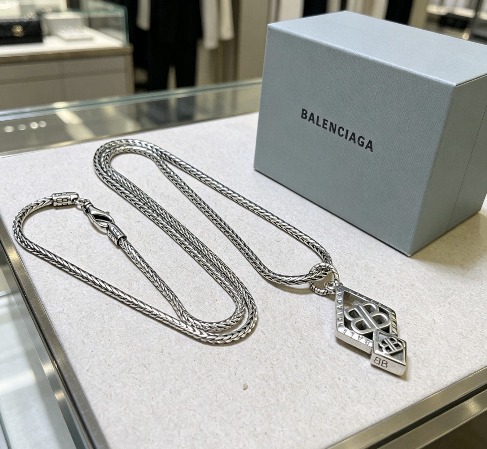 NO:768131,Batch original single goods new products Balenciaga necklace Balenciaga new necklace counter consistent fine details workmanship every detail process in place fine design craftsmanship hot models shipped unique design retro style Balenciaga necklace, jewelry boutique, balenciaga, balenciaga, necklace19860909批 原单货新品 巴黎世家项链 Balenciaga 新款项链专柜一致 细节做工精细 每个细节流程到位 设计工艺精细 火爆款出货 设计独特 复古风格 巴黎世家项链,饰品精品,balenciaga,balenciaga,necklace,Jewelry