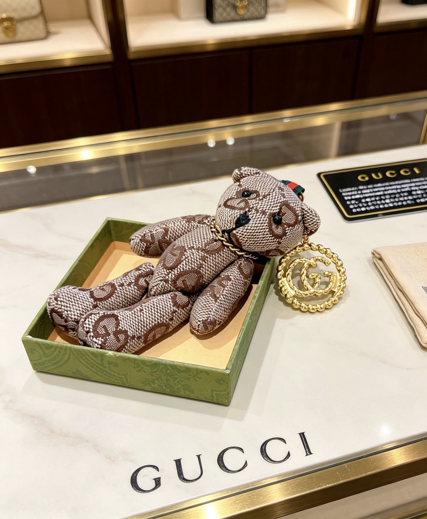 NO:768139,The first batch of 2026 Gucci hot models are coming. New product release. Gucci keychain. Gucci bag buckle. The latest bag charm is of a higher grade. The same style as the Anger Forest series. Double G classic model. Co-branded design concept. Keychain series. The details are distressed. Non-market glossy version. This one has been released. The best-selling model in Gucci. Very good match with trendy backpacks, jewelry boutiques, gucci, backpacks, keychain.19860909批2026款古驰爆款来袭 新品发布 古驰钥匙扣古驰包包扣 最新款包包挂饰档次更高明星同款Anger Forest系列双G经典款联名设计理念钥匙扣系列 细节对版做旧处理 非市面亮面版型 这款一直在出 古驰里面热卖款 非常好搭配潮流背包,饰品精品,gucci,backpacks,keychain,Jewelry