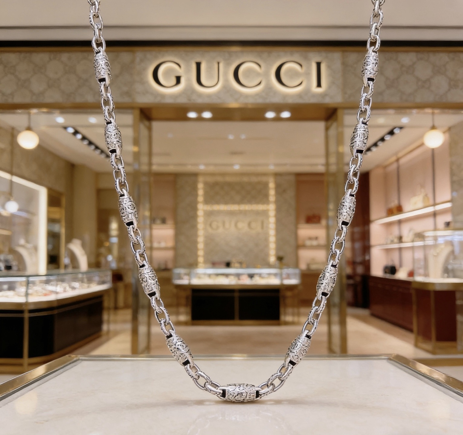 NO:768164,The latest (luxury model) Gucci necklace has a higher grade and is the same style as the star. It took more than a month to make it. It is meticulously crafted and handmade to create the perfect latest style Anger Forest series double G Gucci necklace. The chain length is 60 cm and the length can be changed. The details are distressed and not available in the market. This model has been released. It is a best-selling model in Gucci. It goes well with trendy clothes, fine jewelry, gucci, and necklace.19860909批(奢华款)古驰项链最新款链条档次更高明星同款.花了一个多月做出来精工细致纯手工打造完美的最新款式 Anger Forest系列双G古驰项链 链长60厘米可改长度 细节对版做旧处理 非市面亮面版型 这款一直在出 古驰里面热卖款 非常好搭配潮流衣服,饰品精品,gucci,necklace,Jewelry
