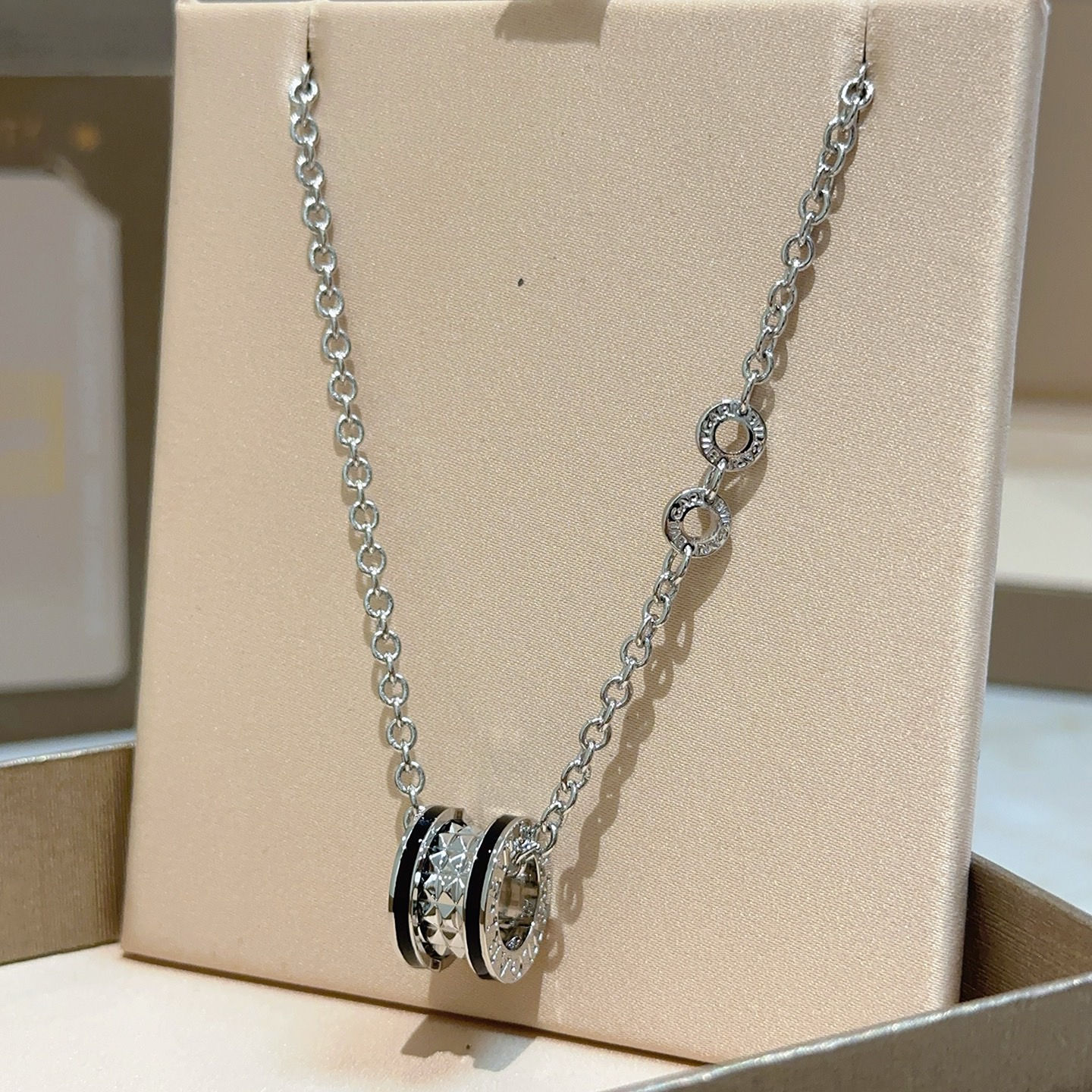 NO:767627,Batch. Bvlgari necklace V gold material. BVLGARI DIVAS' DREAM round diamond series. Perfect appearance, unparalleled details, the unique color is completely impeccable, and decorated with a classic ring shape design. It is simple yet elegant and eye-catching. The combination of platinum is more elegant, and the upper body is elegant and charming. Same style for men and women. Bvlgari necklace, jewelry boutique, bottega veneta, bvlgari, bvlgari, necklace19860909批.宝格丽项链V金材质 .BVLGARI宝格丽 DIVAS‘ DREAM 圆钻系列 品相完美,细节无敌,那种独特的色泽完全无可挑剔,再缀以经典指环外形设计,简约之余却又优雅夺目,铂金的组合更显气色,上身雅致动人.男女同款 宝格丽项链,饰品精品,bottega veneta,bvlgari,bvlgari,necklace,Jewelry