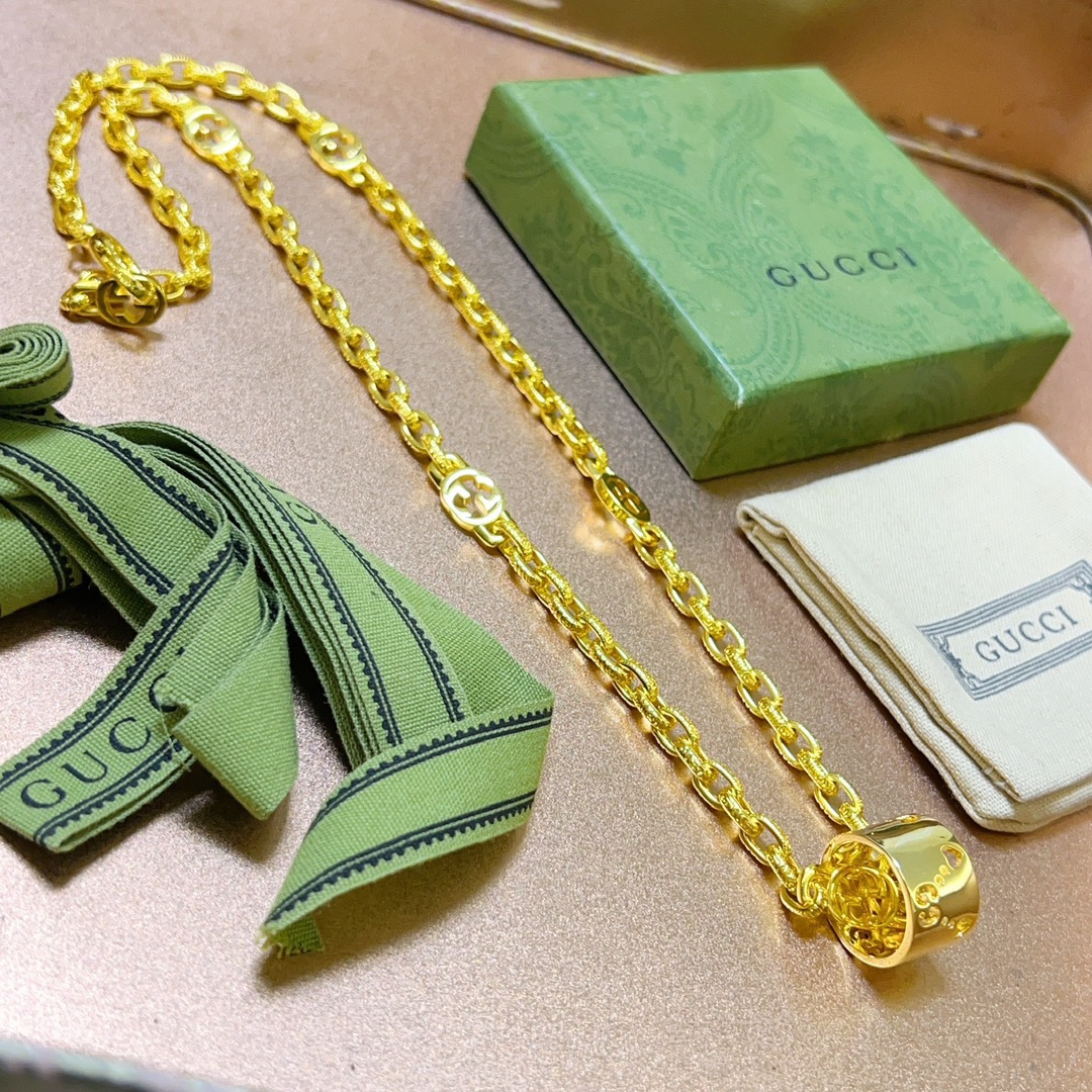 NO:767666,Batch New product launches are not popular until they are released. Douyin is the first choice for Internet celebrities to bring goods. The latest chain of Gucci necklaces is of higher quality. The same style as the Anger Forest series double G design concept retro necklace for celebrities. It makes high-end clothes more elegant and more brand-like and personalized when going out. The details are distressed. Non-market glossy version. This one has been released. The best-selling model in Gucci. Very easy to match, high-quality jewelry, gucci, necklace.19860909批  新品发布不爆不发 抖音带货网红首选 古驰项链最新款链条档次更高明星同款Anger Forest系列双g设计理念复古项链 让高档的衣服搭配更有气质 出去更有牌面和个性 细节对版做旧处理 非市面亮面版型 这款一直在出 古驰里面热卖款 非常好搭配,饰品精品,gucci,necklace,Jewelry