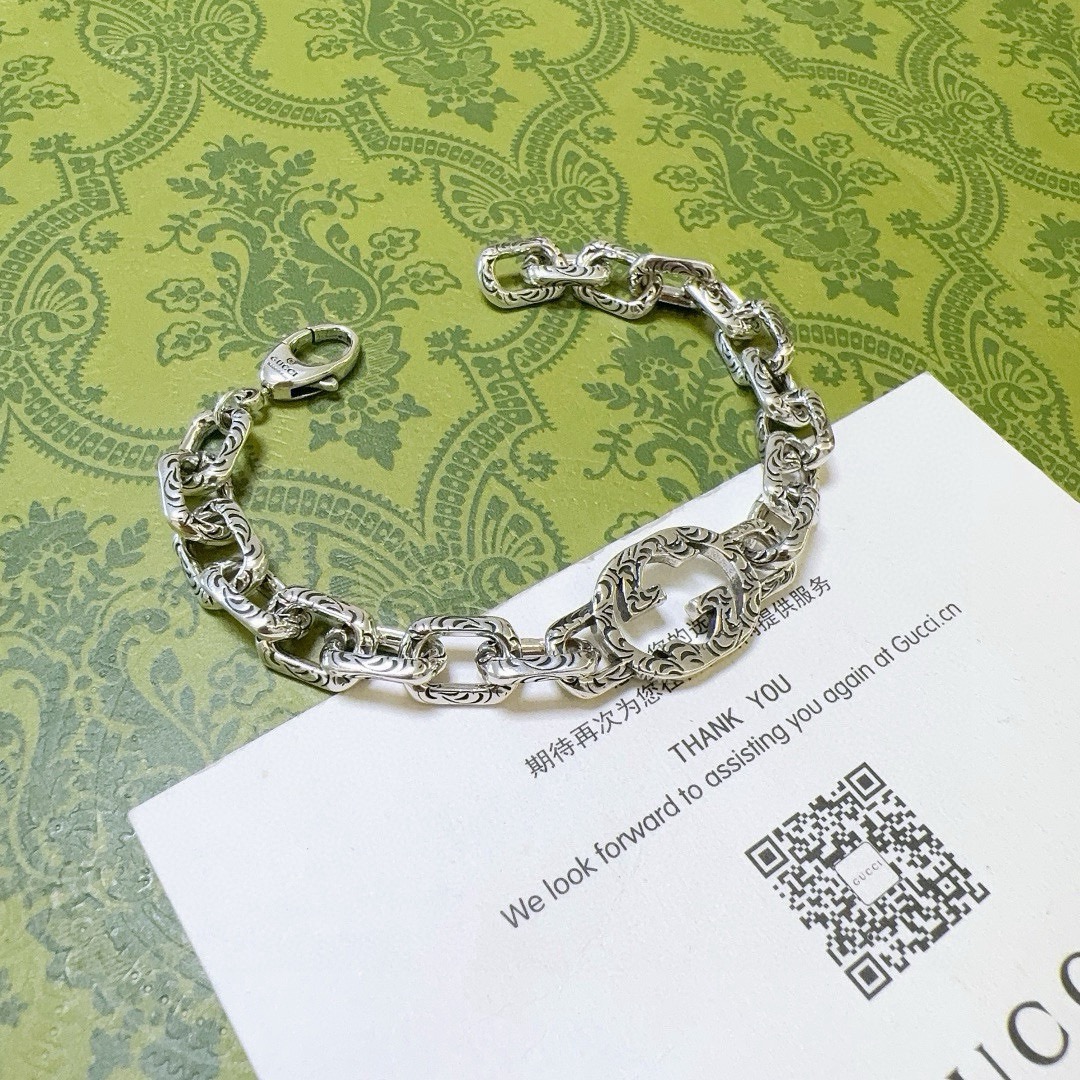 NO:767693,Batch. Gucci recommended models, the latest Gucci bracelet, the latest classic model, exquisite, no matter the style or texture, it is absolutely top-notch. You can understand the original logo at a glance. Super nice, the best choice for matching clothes, a must-have artifact for men and women. Size: 16.17.18.19.20.21.22.23 24 cm. Simple and elegant, low-key and luxurious, fine jewelry, gucci, gucci, bracelet19860909批 . 古驰推荐款 最新出炉 Gucci古驰手链最新款的经典款 精致无论款式 质感 都是绝对的顶尖feel 只要看一眼就懂了原版logo 超 nice 搭配衣服最佳的选择,男女同款必备神器 码数16.17.18.19.20.21.22.23 24厘米 简单又大气,低调显奢华,饰品精品,gucci,gucci,bracelet,Jewelry
