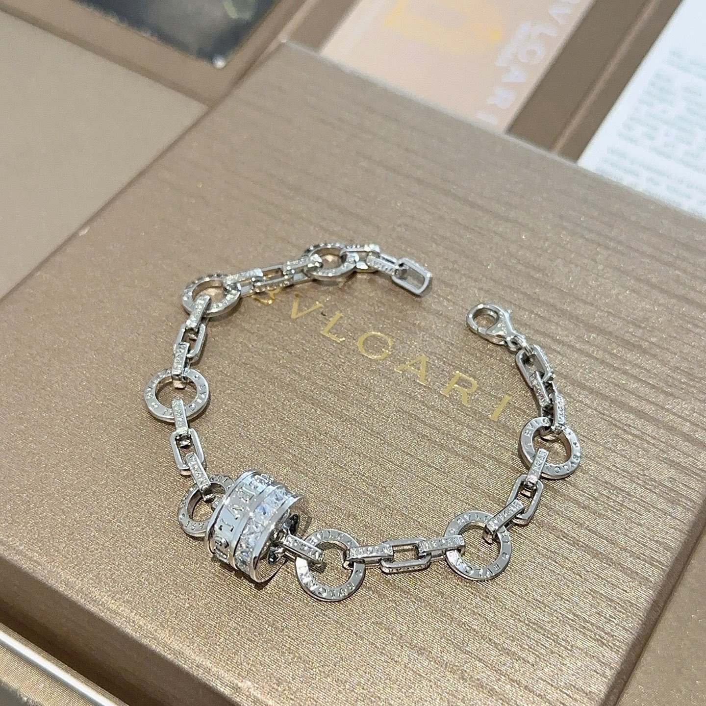 NO:767636,Batch. Full diamond inlaid Bulgari bracelet made of V gold. BVLGARI DIVAS’ DREAM series. The appearance is perfect, the details are invincible, the unique color is completely impeccable, and it is decorated with a classic ring shape design. It is simple yet elegant and eye-catching. The V gold pure handmade combination is more elegant and elegant. Same style for men and women. Bvlgari bracelet size: 18 20 22 24 cm, fine jewelry, bottega  veneta,bvlgari,bvlgari,bracelet19860909批.满钻镶嵌宝格丽手链V金材质 BVLGARI宝格丽 DIVAS‘ DREAM 系列 品相完美,细节无敌,那种独特的色泽完全无可挑剔,再缀以经典指环外形设计,简约之余却又优雅夺目,V金纯手工的组合更显气色,上手雅致动人.男女同款 宝格丽手链尺寸:18 20 22 24厘米,饰品精品,bottega veneta,bvlgari,bvlgari,bracelet,Jewelry