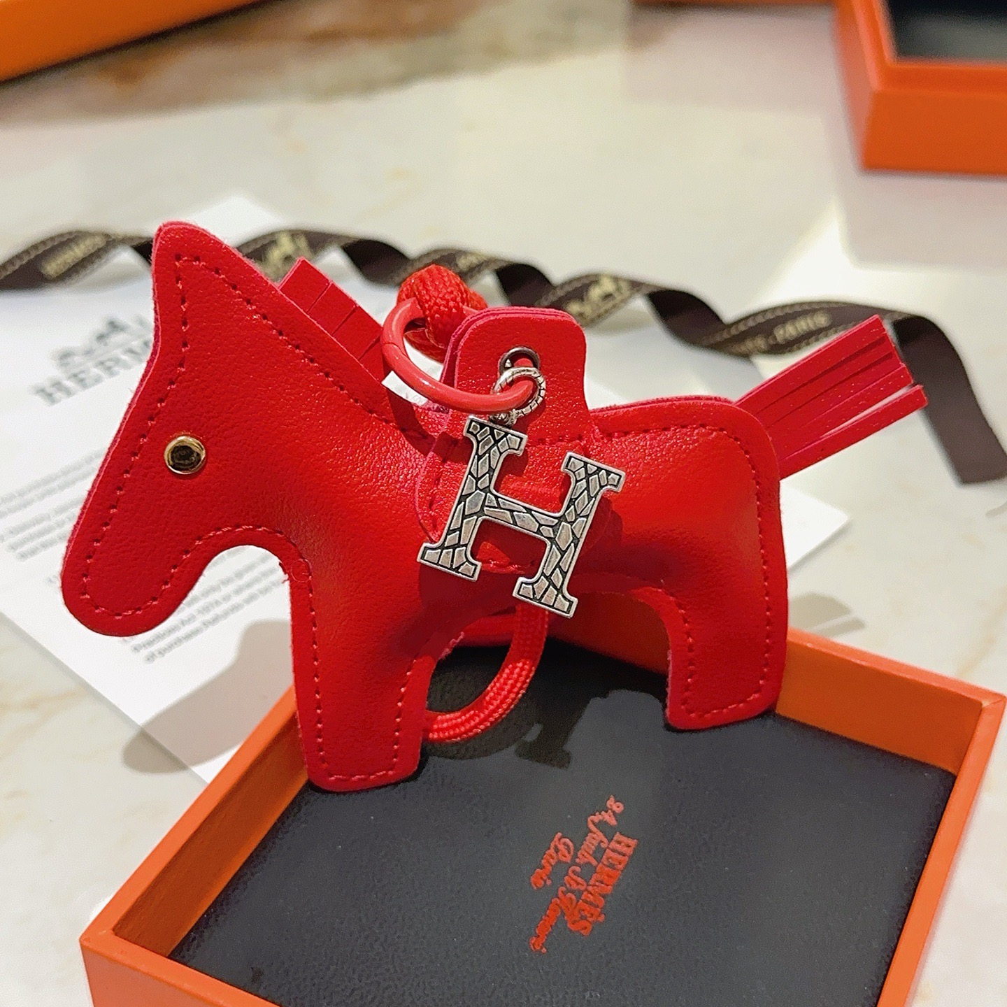 Hermes Rodeo Horse Bag Charm pingente Couro vermelho com ferragens de metal prateado 10 cm