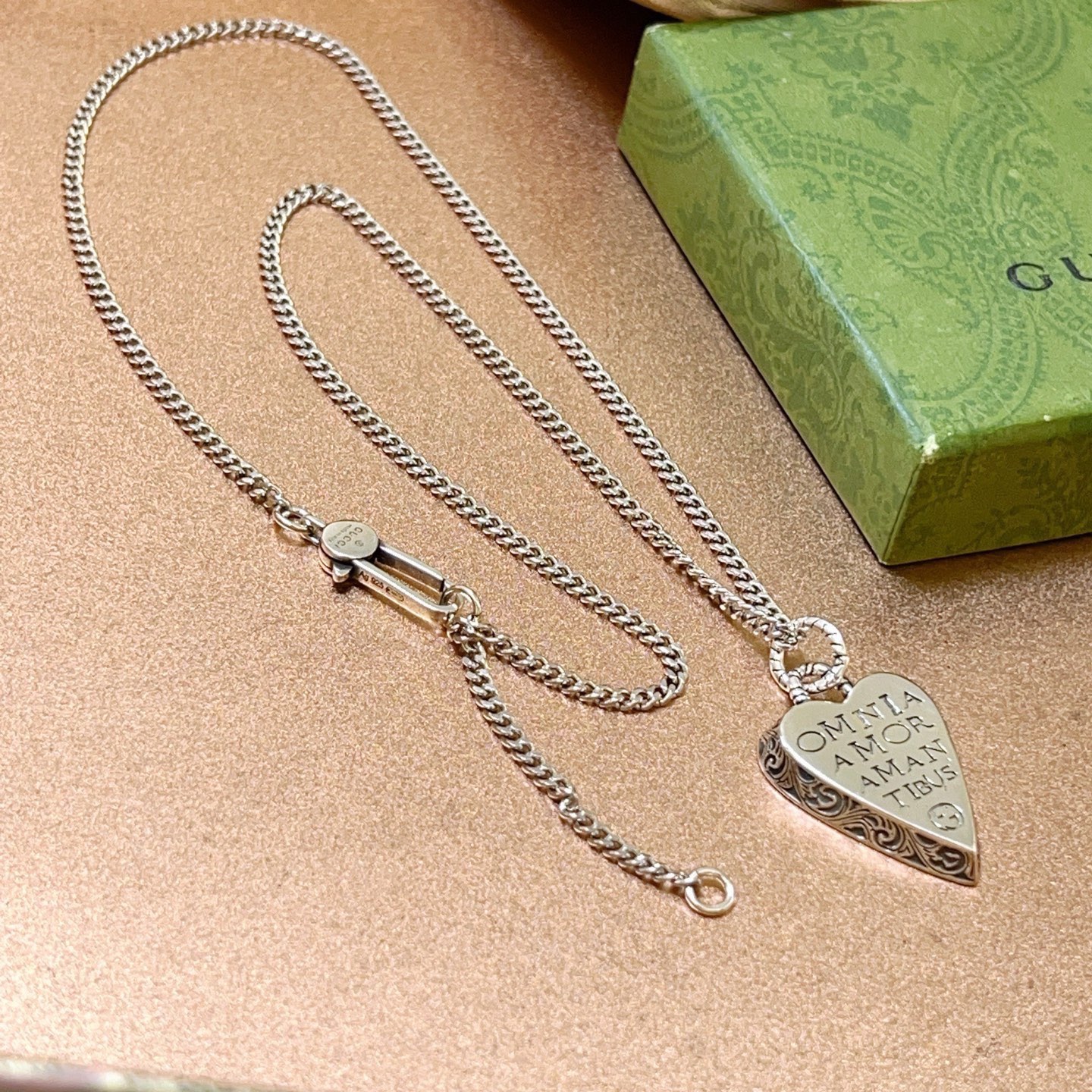 NO:767703,Batch (Luxury Style) Gucci Necklace’s latest chain has a higher grade and is the same style as the stars. It took more than a month to make it. It is meticulously crafted and handmade to create the perfect latest style. Anger Forest Series Double G Gucci Necklace. Luxurious model. Details are matched. Non-market shiny version. This one has been out. It is a best-selling model in Gucci. It is very suitable for trendy clothes, high-quality jewelry, Gucci, and necklaces.19860909批 (奢华款)古驰项链最新款链条档次更高明星同款.花了一个多月做出来精工细致纯手工打造完美的最新款式 Anger Forest系列双G古驰项链 奢华款 细节对版处理 非市面亮面版型 这款一直在出 古驰里面热卖款 非常好搭配潮流衣服,饰品精品,gucci,necklace,Jewelry