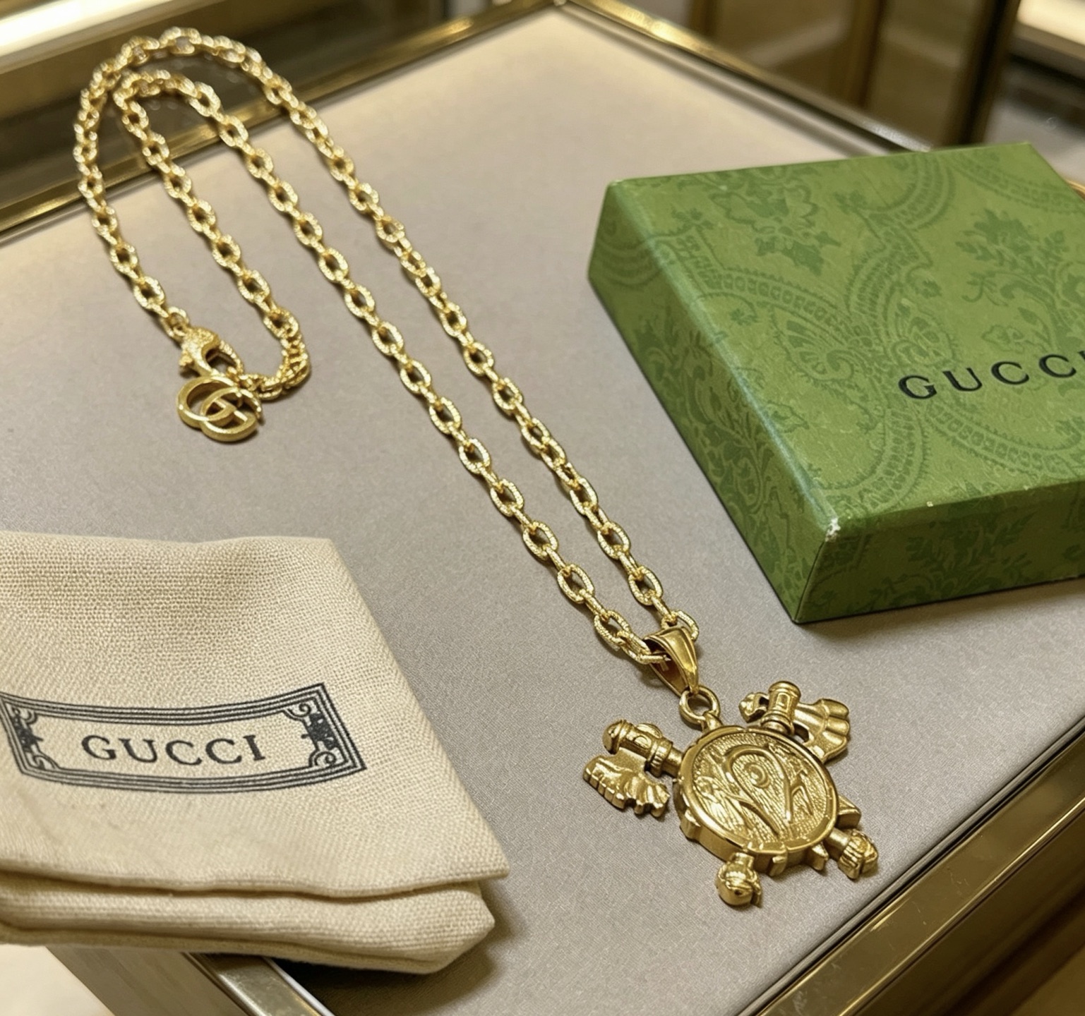 NO:767732,Batch, do not explode, douyin is the first choice for Internet celebrities to bring goods. The latest chain of Gucci necklace is of higher quality. The same style as the Anger Forest series double G Gucci new art style retro necklace. It makes high-end clothes more elegant. It has more brand and personality when going out. The details are distressed. Non-market glossy version. This one has been released. The best-selling model in Gucci. Very easy to match, fine jewelry, gucci, necklace.19860909批 不爆不发 抖音带货网红首选 古驰项链最新款链条档次更高明星同款Anger Forest系列双g古驰新品艺术风格复古项链 让高档的衣服搭配更有气质 出去更有牌面和个性 细节对版做旧处理 非市面亮面版型 这款一直在出 古驰里面热卖款 非常好搭配,饰品精品,gucci,necklace,Jewelry