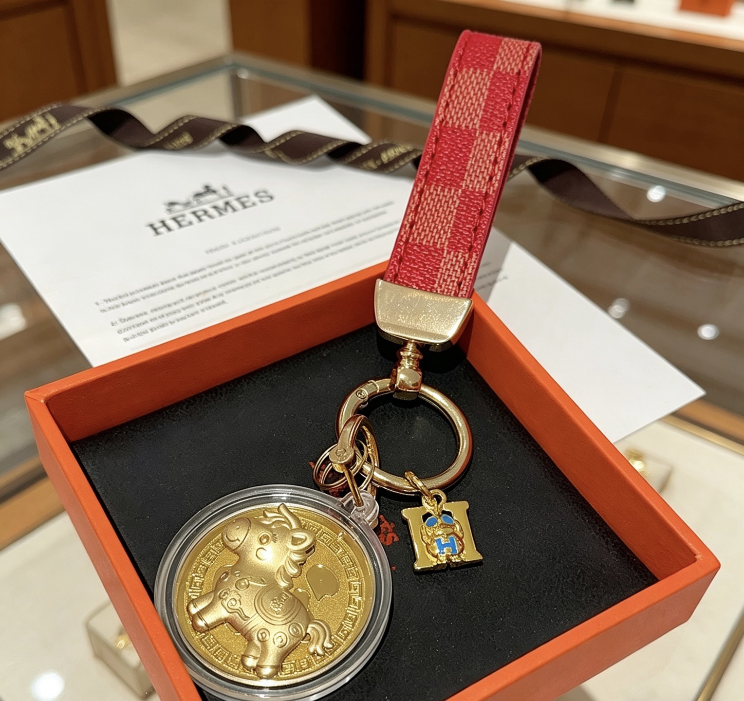 NO:767756,Batch. New Hermes Hermes keychain keychain thickened version Platinum version. High-end Seiko version [color][color] Many Internet celebrities have the same style. Hermes pendant keychain is a test of the master's craftsmanship. It is not easy to ensure that every detail is in place [color][color] High-end customization. Same style for men and women. Hermès is popular. 1:1 super refined like stars. The same K gold texture, crafted with high-end precision craftsmanship.  The car keychain is really awesome, fine jewelry, hermes, hermes, keychain19860909批.新款Hermes爱马仕钥匙扣钥匙扣加厚版 铂金版.高级精工版[色][色]众多网红同款 爱马仕挂饰钥匙扣太考验师傅的手艺了 要确保每个细节都到位不简单[色][色] 高端定制 男女同款 爱马仕火爆 1:1超精赞明星 同款 k金质感,精工高端工艺打造出炉. 车钥匙扣上真的赞爆,饰品精品,hermes,hermes,keychain,Jewelry