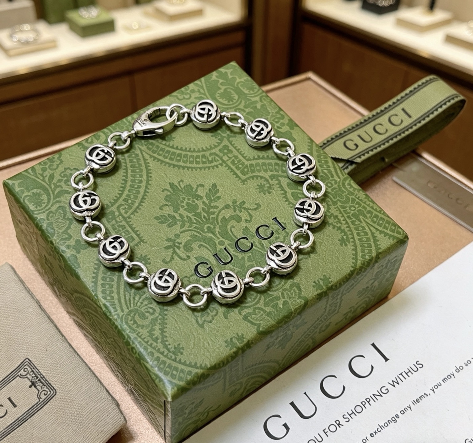 NO:767775,Batch. The latest Gucci bracelet is the latest classic model. It is exquisite regardless of style and texture. It is absolutely top-notch. You can understand the original logo at a glance. It is super nice. It is the best choice for matching clothes. It is a must-have artifact for men and women. Size 17.18.19.20.21.22.23 cm, fine jewelry, gucci, gucci, bracelet19860909批. 最新出炉 Gucci古驰手链最新款的经典款 精致无论款式 质感 都是绝对的顶尖feel 只要看一眼就懂了原版logo 超 nice 搭配衣服最佳的选择,男女同款必备神器 码数17.18.19.20.21.22.23厘米,饰品精品,gucci,gucci,bracelet,Jewelry