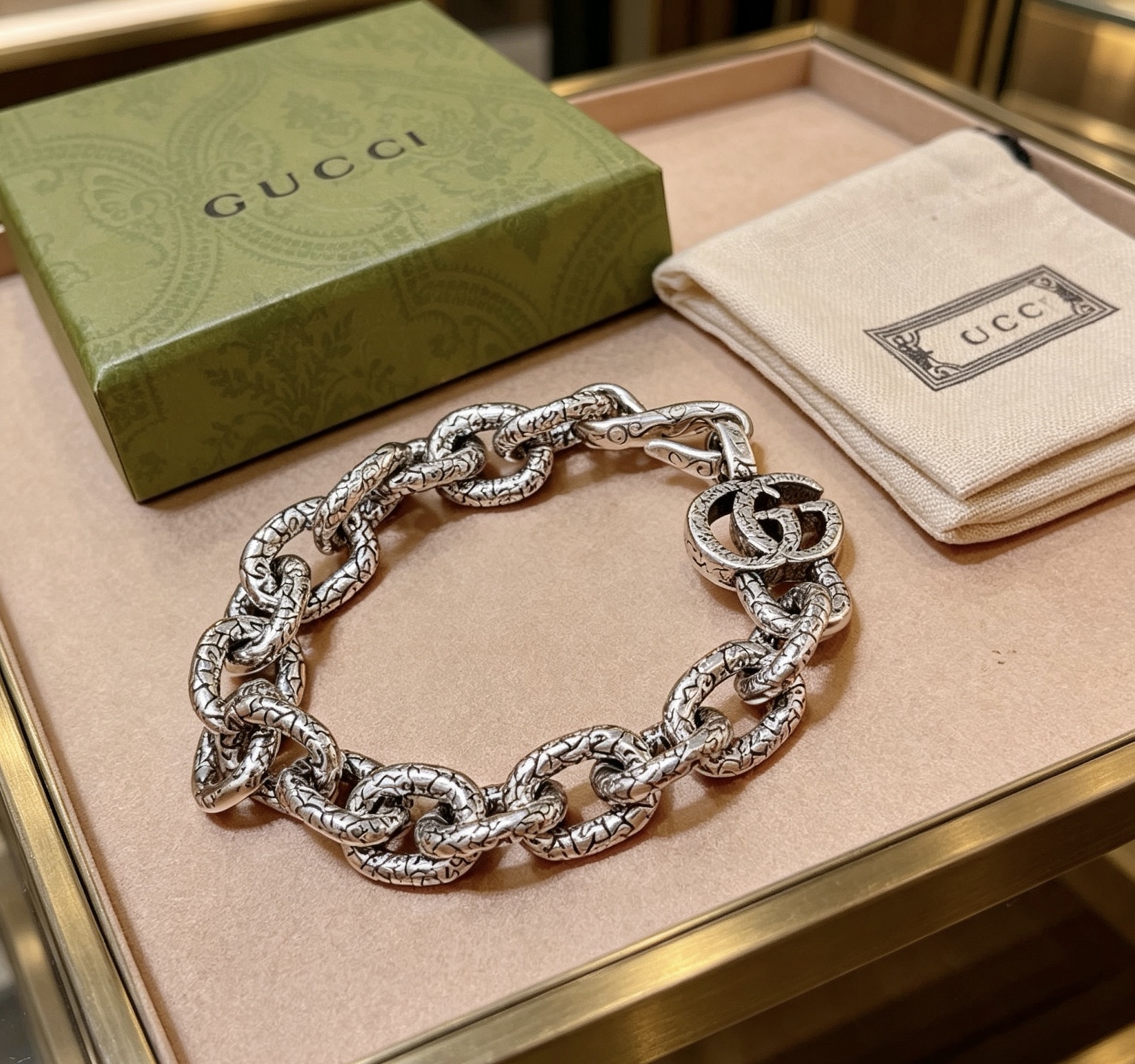 NO:767712,Batch. The latest luxury version bracelet. Exclusive high quality Gucci bracelet. The latest classic model. Exquisite regardless of style and texture. It is absolutely top-notch. You can understand it at a glance. Super nice. The best choice for matching clothes. A must-have artifact for men and women. The size is 18 to 23 centimeters. Boutique jewelry, gucci, gucci, bracelet.19860909批. 最新出炉土豪版手链 独家高品质 Gucci古驰手链最新款的经典款 精致无论款式 质感 都是绝对的顶尖feel 只要看一眼就懂了超 nice 搭配衣服最佳的选择,男女同款必备神器 码数18到23公分,饰品精品,gucci,gucci,bracelet,Jewelry