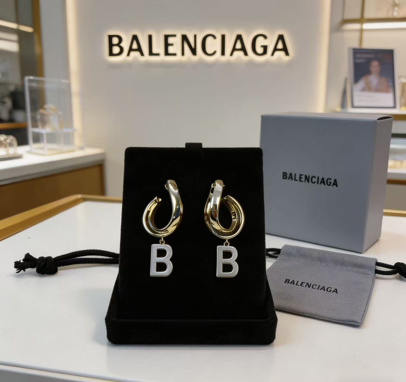 NO:767741,Batch BALENCIAGA Balenciaga earrings, king series, counter synchronization update, simple hoop superimposed shape earrings, classic style matching, full design sense, perfect for matching clothes, jewelry boutique, balenciaga, balenciaga, earrings19860909批 BALENCIAGA 巴黎世家耳钉 王炸系列 专柜同步 更新 简约圈口叠加造型耳环 经典造型搭配 设计感十足 搭配衣服绝绝子,饰品精品,balenciaga,balenciaga,earrings,Jewelry