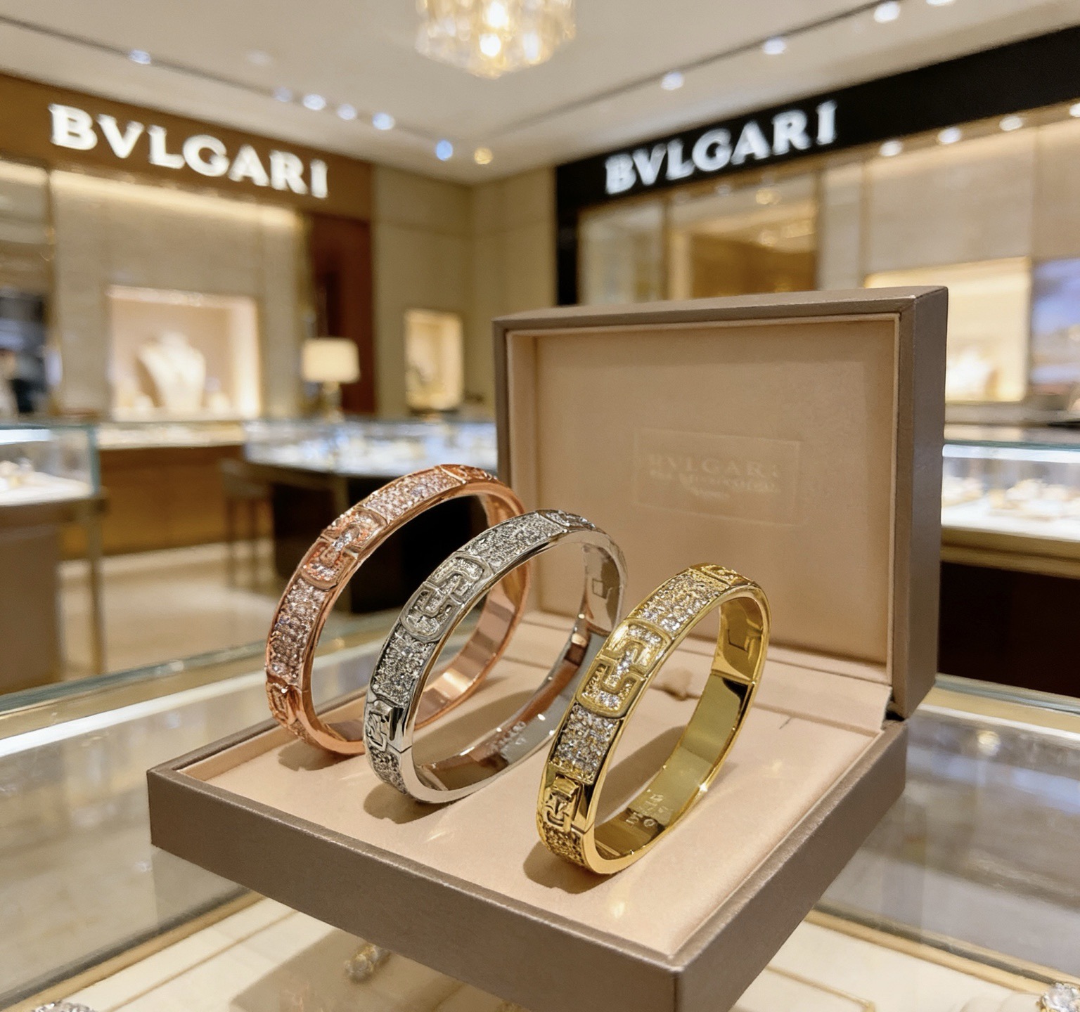 NO:767748,Batch. Bvlgari bracelet Serpenti Viper series paper clip bracelet, made of V gold, perfectly and carefully polished, and perfectly fits the metal edge!  Full of temptation and charming sensibility, the paper clip is bright and luxurious, showing unparalleled beauty and power, giving you a new look, interpreting the inherent multi-faceted characteristics of the snake, spreading and bending, showing its elegant and seductive beauty!  ,boutique jewelry,bvlgari,bracelet19860909批.宝格丽手镯Serpenti Viper系列回形针手镯,V金材质 完美精心打磨,与金属边完美契合！充满诱惑和迷人的感性,回形针璀璨奢华,呈现出中无与伦比的美感与力量,给你一个全新的面貌,诠释灵蛇固有的多面特质,蔓延弯曲,尽显其高雅而极具诱惑的美丽！,饰品精品,bvlgari,bracelet,Jewelry