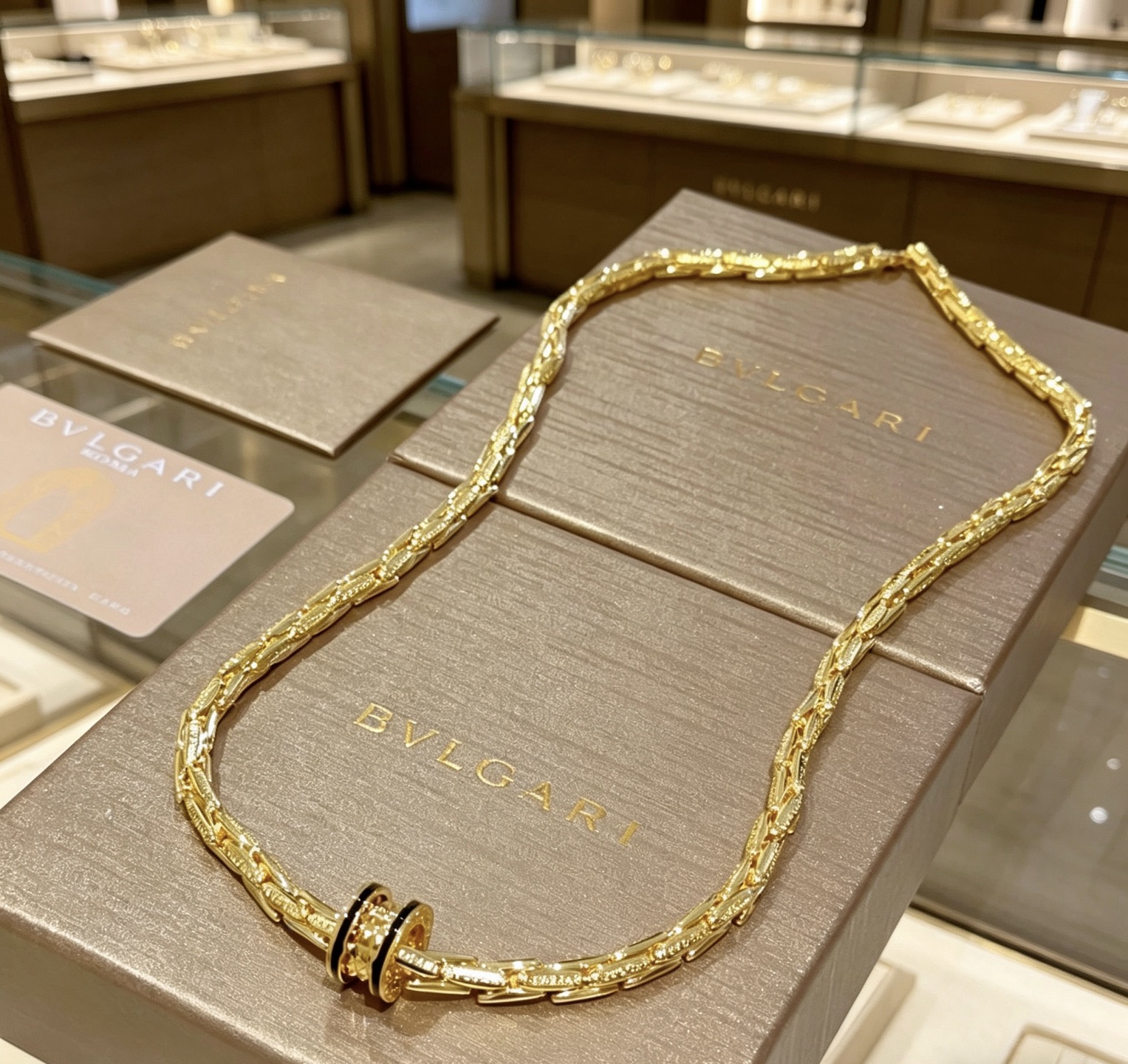 NO:767807,Batch. Bvlgari necklace V gold material. BVLGARI DIVAS' DREAM series. Perfect appearance, unparalleled details. The unique color is completely impeccable. It is also decorated with a classic ring shape design. It is simple yet elegant and eye-catching. The combination of gold is more elegant and elegant. Same style for men and women. Bvlgari necklaces, jewelry boutiques, bottega veneta, bvlgari, bvlgari, necklace, gold19860909批.宝格丽项链V金材质.BVLGARI宝格丽 DIVAS‘ DREAM 系列 品相完美,细节无敌,那种独特的色泽完全无可挑剔,再缀以经典指环外形设计,简约之余却又优雅夺目,黄金的组合更显气色,上身雅致动人.男女同款 宝格丽项链,饰品精品,bottega veneta,bvlgari,bvlgari,necklace,gold,Jewelry