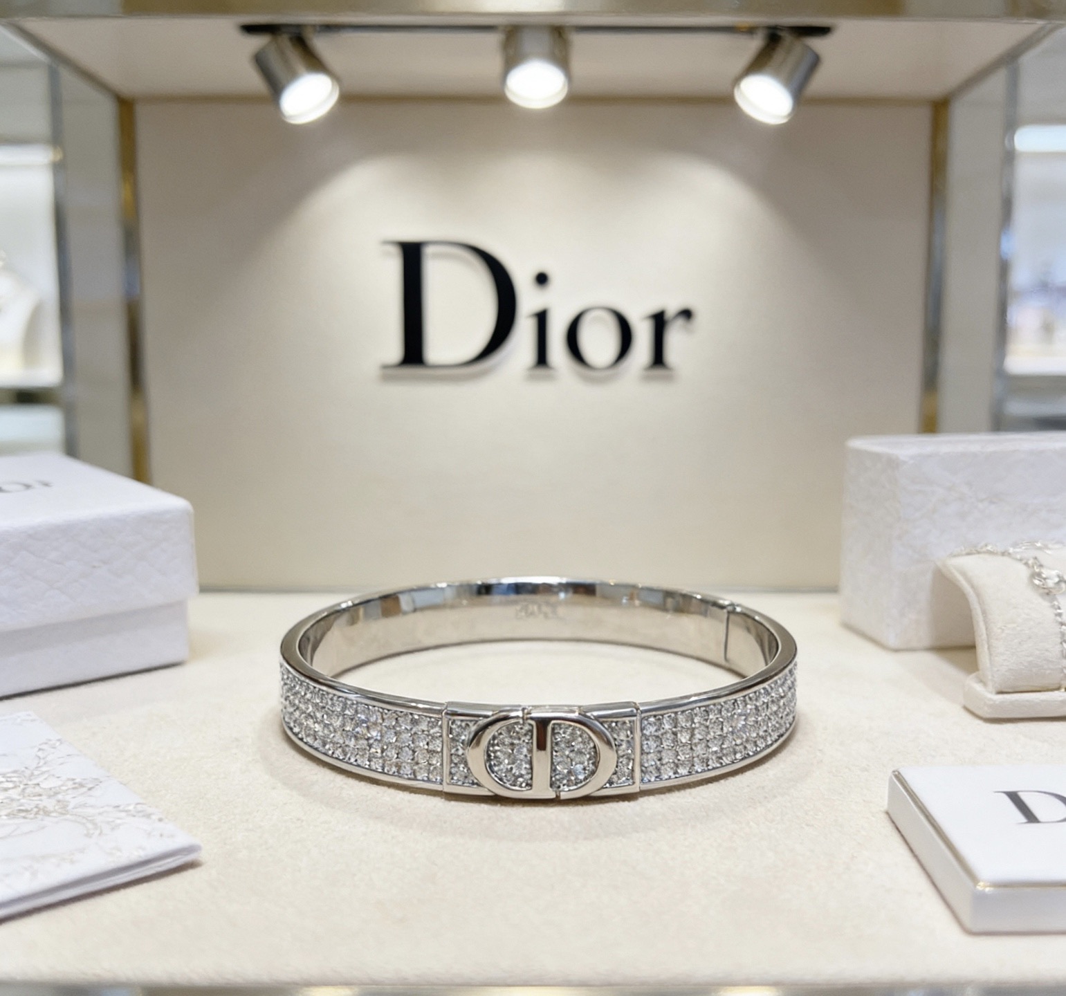 NO:767827,Batch of original goods, new Dior bracelets, CD bracelets, consistent counters, fine details, every detail process in place, fine design, hot models shipped, unique design, retro style, Dior bracelets, fine jewelry, dior, bracelet19860909批 原单货新品迪奥手镯CD手镯专柜一致 细节做工精细 每个细节流程到位 设计工艺精细 火爆款出货 设计独特 复古风格 迪奥手镯,饰品精品,dior,bracelet,Jewelry