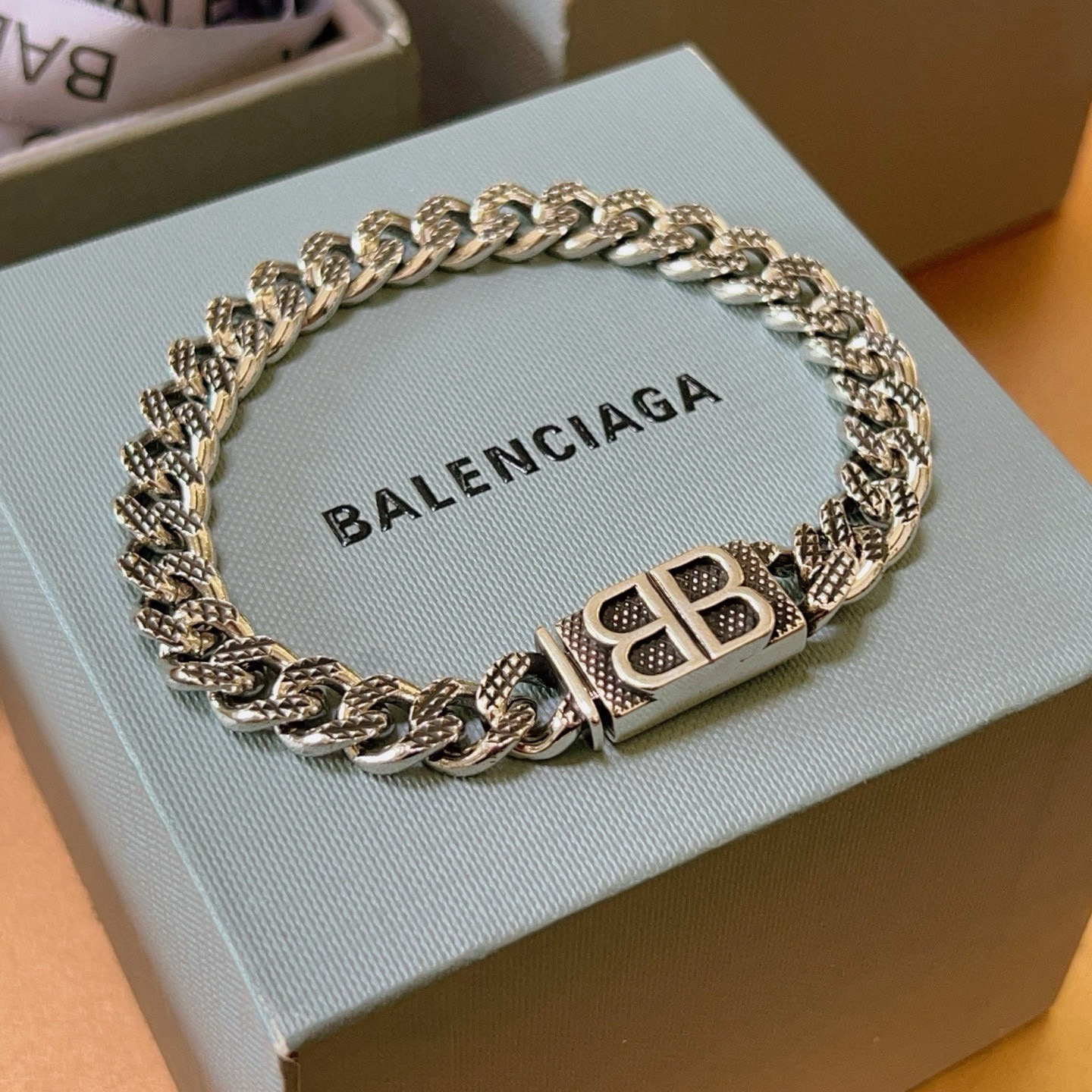 NO:767861,Batch. High-quality and high-texture original goods and new products. Balenciaga Bracelet Counter has the same Balenciaga Bracelet. Men's hot model is shipped. Unique design, avant-garde, a must-have for men and women!  Size 18.20.22.24cm, fine jewelry, balenciaga, balenciaga, bracelet19860909批. 高品质高质感 原单货新品 巴黎世家 Balenciaga手链专柜一致巴黎世家手链 男士火爆款出货 设计独特 前卫 男女必备！码数18.20.22.24cm,饰品精品,balenciaga,balenciaga,bracelet,Jewelry