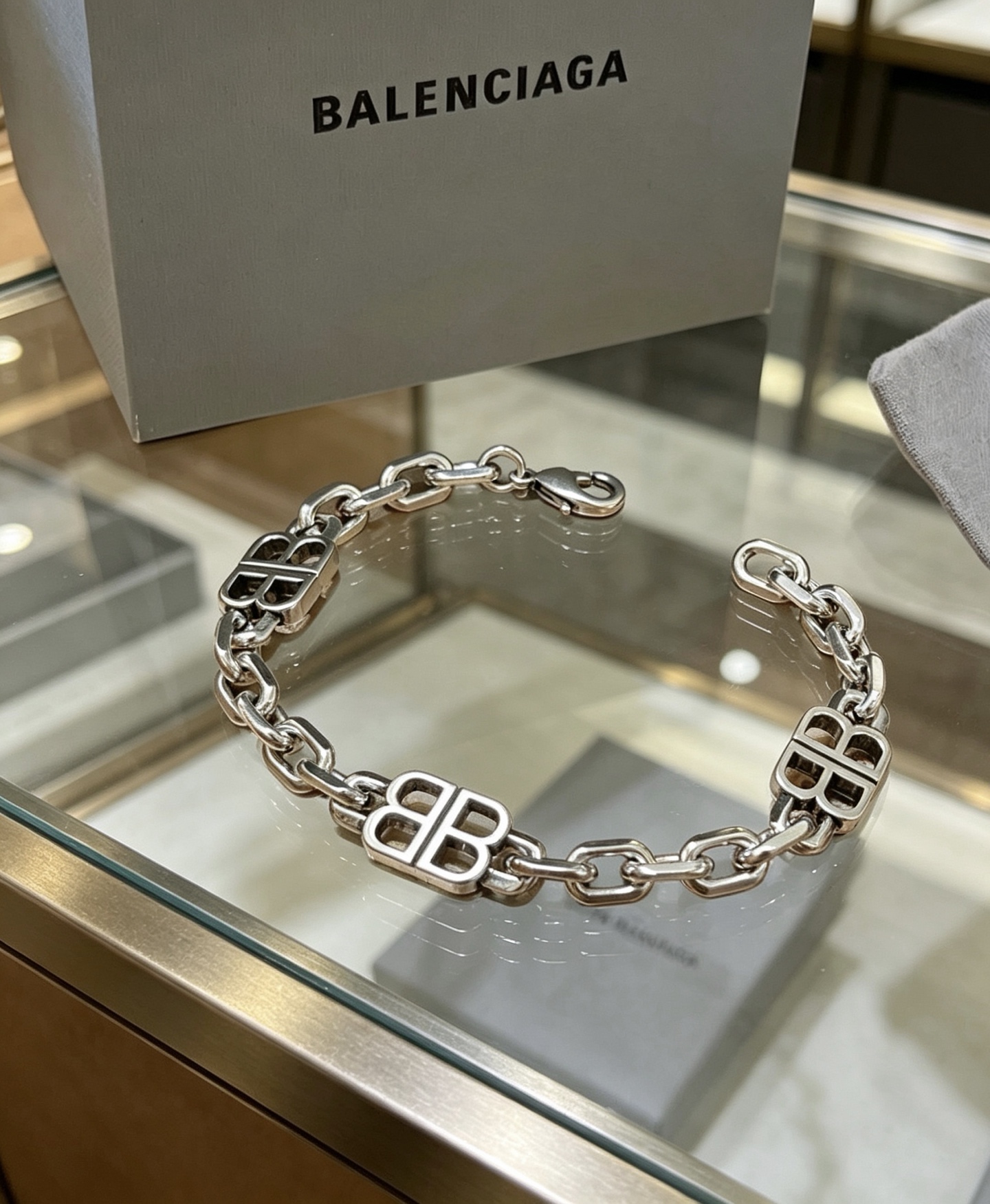 NO:767877,Batch. Original new product Balenciaga Bracelet Balenciaga Bracelet Counter Same Balenciaga Bracelet Men's hot model shipped Unique design avant-garde A must-have for men!  Size 18 20 22 24 cm, fine jewelry, balenciaga, balenciaga, bracelet19860909批. 原单货新品 巴黎世家手链Balenciaga手链专柜一致巴黎世家手链 男士火爆款出货 设计独特 前卫 男士必备！码数18 20 22 24 厘米,饰品精品,balenciaga,balenciaga,bracelet,Jewelry