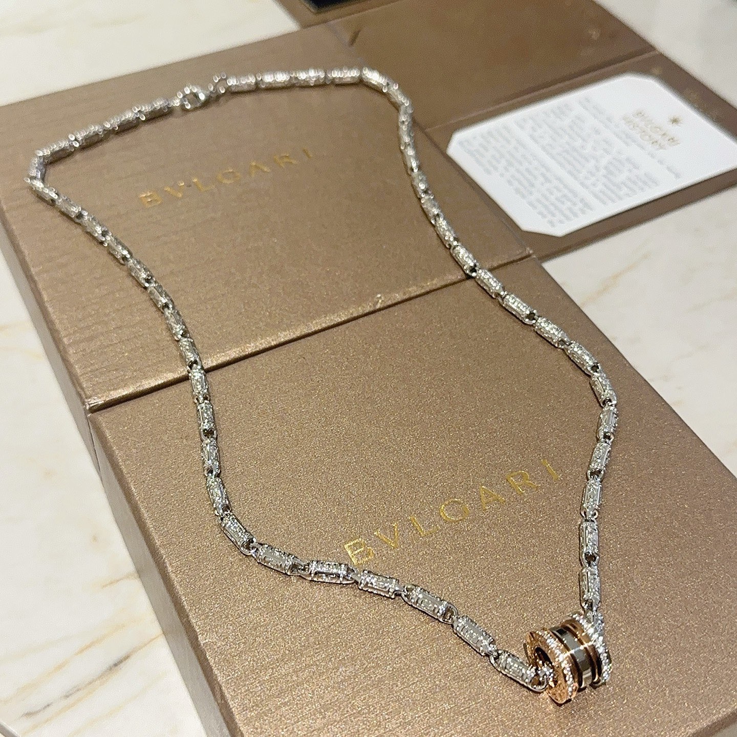 NO:767806,Batch Bulgari necklace V gold material BVLGARI BVLGARI DIVAS’ DREAM series The appearance is perfect, the details are invincible, the unique color is completely impeccable, and it is decorated with a classic ring shape design, which is simple yet elegant and eye-catching. The combination of V gold is more elegant, and the upper body is elegant and attractive. Same style for men and women. Bvlgari necklaces, jewelry boutiques, bottega veneta, bvlgari, bvlgari, necklace19860909批 宝格丽项链V金材质 BVLGARI宝格丽 DIVAS‘ DREAM 系列 品相完美,细节无敌,那种独特的色泽完全无可挑剔,再缀以经典指环外形设计,简约之余却又优雅夺目,V金的组合更显气色,上身雅致动人.男女同款 宝格丽项链,饰品精品,bottega veneta,bvlgari,bvlgari,necklace,Jewelry