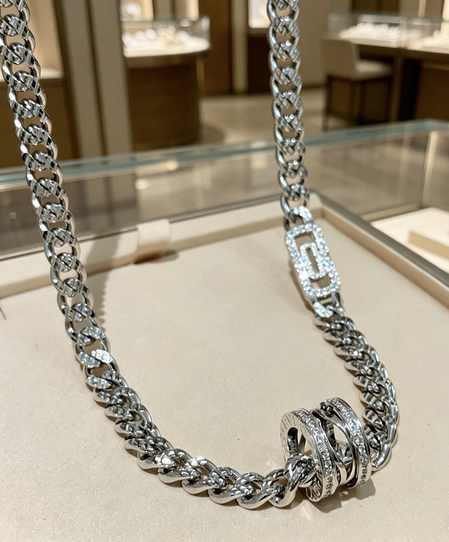 NO:767826,Batch Bulgari necklace V gold material BVLGARI BVLGARI DIVAS’ DREAM series The appearance is perfect, the details are invincible, the unique color is completely impeccable, and it is decorated with a classic ring shape design, which is simple yet elegant and eye-catching. The combination of V gold is more elegant, and the upper body is elegant and attractive. Same style for men and women. Bvlgari necklaces, jewelry boutiques, bottega veneta, bvlgari, bvlgari, necklace19860909批 宝格丽项链V金材质 BVLGARI宝格丽 DIVAS‘ DREAM 系列 品相完美,细节无敌,那种独特的色泽完全无可挑剔,再缀以经典指环外形设计,简约之余却又优雅夺目,V金的组合更显气色,上身雅致动人.男女同款 宝格丽项链,饰品精品,bottega veneta,bvlgari,bvlgari,necklace,Jewelry