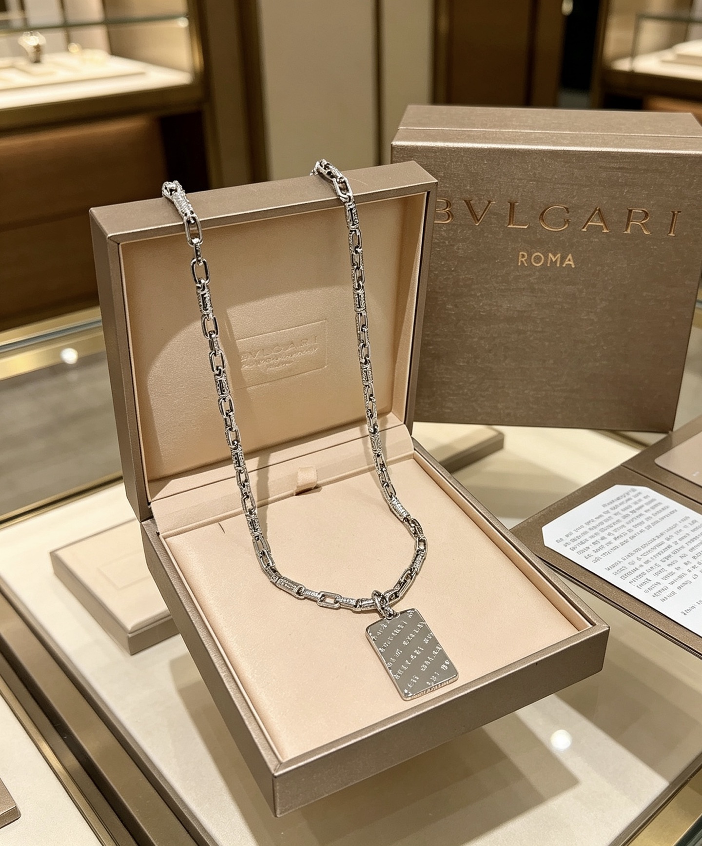 NO:767836,Batch Bulgari necklace V gold material. BVLGARI BVLGARI DIVAS' DREAM series. Perfect appearance, unparalleled details, the unique color is completely impeccable, and is decorated with a classic ring shape design. It is simple yet elegant and eye-catching. The combination of 18K gold is more elegant and elegant. Same style for men and women. Bvlgari necklace, fine jewelry, Bottega Veneta, bvlgari, bvlgari, necklace19860909批 宝格丽项链V金材质 .BVLGARI宝格丽 DIVAS‘ DREAM 系列 品相完美,细节无敌,那种独特的色泽完全无可挑剔,再缀以经典指环外形设计,简约之余却又优雅夺目,18K金的组合更显气色,上身雅致动人.男女同款 宝格丽项链,饰品精品,bottega veneta,bvlgari,bvlgari,necklace,Jewelry