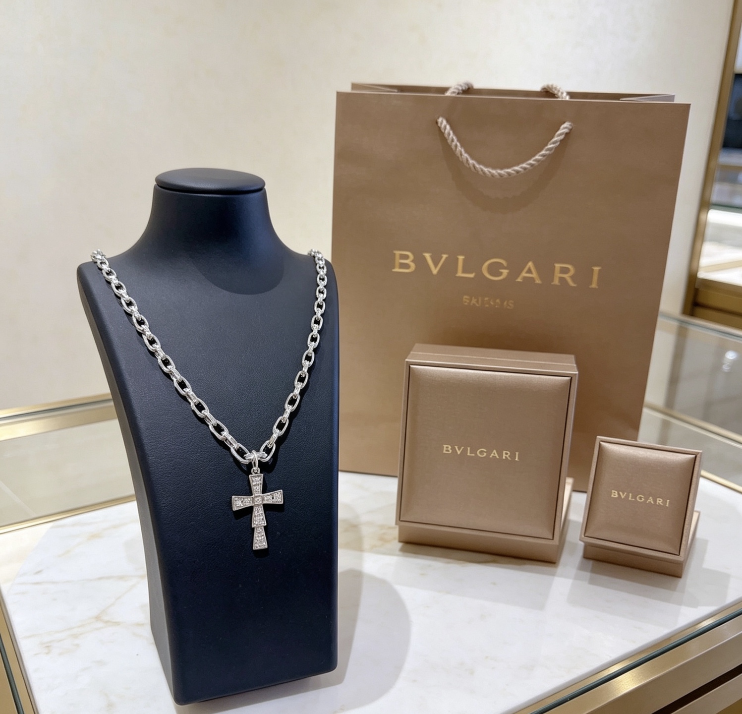 NO:767854,Batch. Bvlgari necklace made of V gold. BVLGARI DIVAS’ DREAM series. Perfect appearance, incomparable details. The unique color is completely impeccable. It is decorated with a classic ring shape design. It is simple yet elegant and eye-catching. The combination of platinum inlaid with diamonds makes the upper body more elegant and attractive. Same style for men and women. Bvlgari necklaces, exquisite jewelry, bottega veneta, bvlgari, bvlgari, necklace19860909批.宝格丽项链V金材质 .BVLGARI宝格丽 DIVAS‘ DREAM 系列 品相完美,细节无敌,那种独特的色泽完全无可挑剔,再缀以经典指环外形设计,简约之余却又优雅夺目,铂金镶嵌钻石的组合更显气色,上身雅致动人.男女同款 宝格丽项链,饰品精品,bottega veneta,bvlgari,bvlgari,necklace,Jewelry