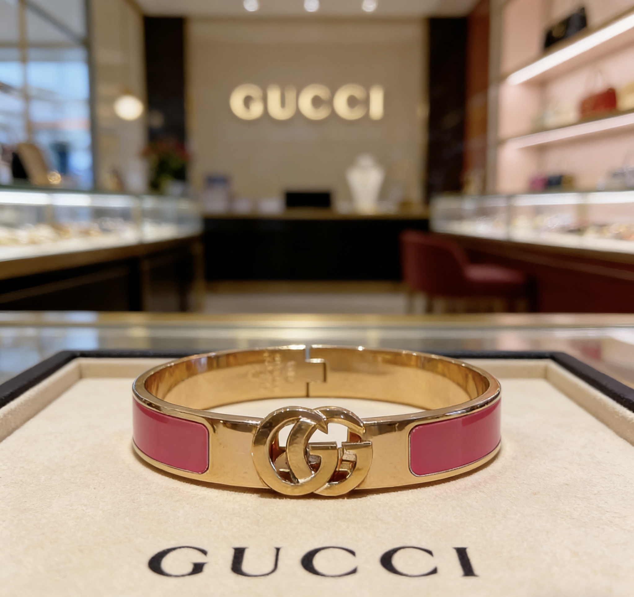 NO:767878,Batch. Gucci bracelets are hand-made, the latest bracelets are of a higher grade, the same style as the Anger Forest series, Double G classic series, Gucci bracelets. The details are matched with K gold processing. The shiny version is not available in the market. This one has been on the market. It is a best-selling model in Gucci. It goes well with trendy clothes, fine jewelry, Gucci, and bracelets.19860909批.古驰手镯手环纯手工打造最新款手镯档次更高明星同款Anger Forest系列双G经典款系列古驰手环 细节对版K金处理 非市面亮面版型 这款一直在出 古驰里面热卖款 非常好搭配潮流衣服,饰品精品,gucci,bracelet,Jewelry