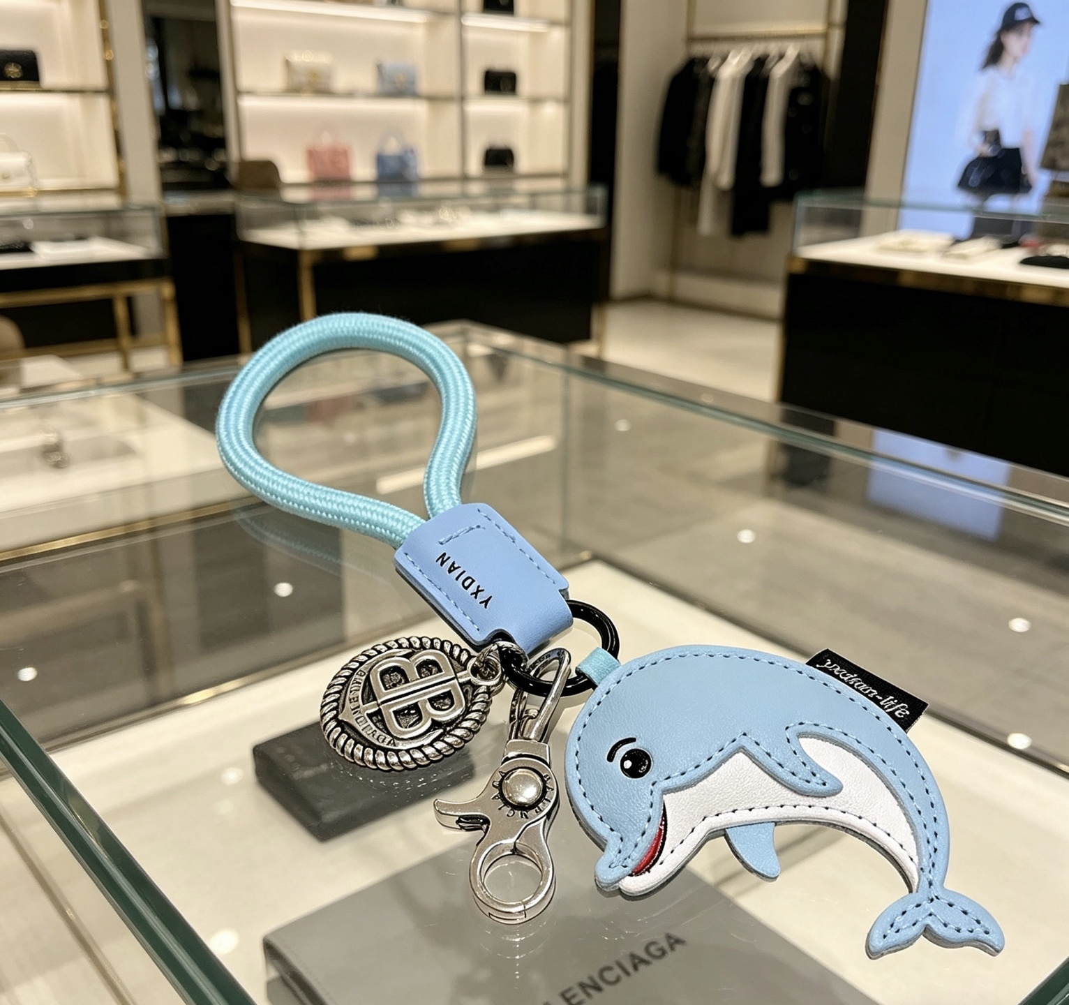 NO:767810,The first batch of new products released Balenciaga bag charm keychain Balenciaga keychain The latest bag charms are of a higher grade and are the same style as celebrities Classic co-branded design concept keychain series The details are distressed and not available in the market Glossy version This one has been on the market. The best-selling model in Balenciaga. Very good match with trendy backpacks, jewelry boutiques, balenciaga, backpacks, keychain19860909批新品发布 巴黎世家包包挂饰钥匙扣 巴黎世家钥匙扣 最新款包包挂饰档次更高明星同款 经典款联名设计理念钥匙扣系列 细节对版做旧处理 非市面亮面版型 这款一直在出 巴黎世家里面热卖款 非常好搭配潮流背包,饰品精品,balenciaga,backpacks,keychain,Jewelry