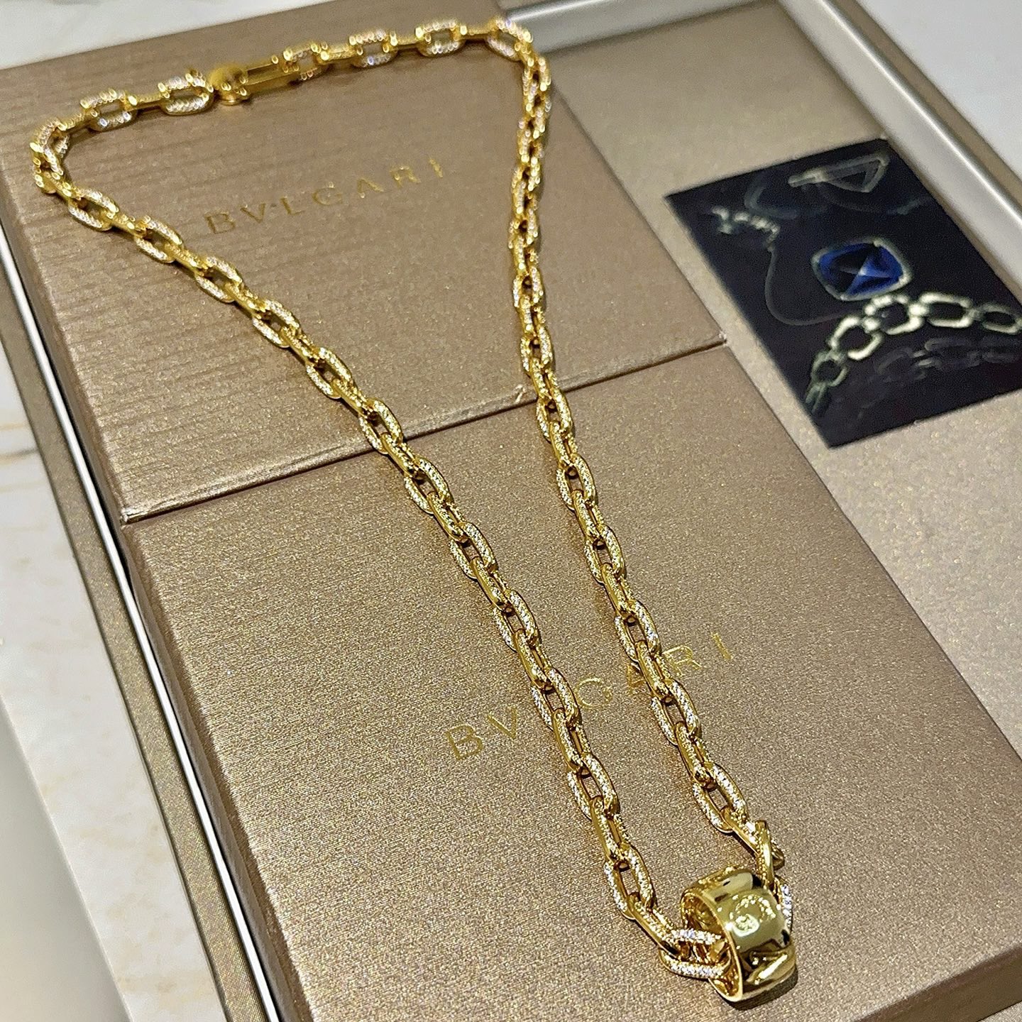 NO:767839,Batch. The whole inlaid Bulgari necklace is made of V gold. BVLGARI DIVAS' DREAM series. The appearance is perfect, the details are invincible, the unique color is completely impeccable, and it is decorated with a classic ring shape design. It is simple yet elegant and eye-catching. The combination of V gold makes the complexion more elegant, and the upper body is elegant and moving. Same style for men and women. Bulgari necklace 60cm, boutique jewelry, bottega  veneta,bvlgari,bvlgari,necklace19860909批.整条镶嵌工艺宝格丽项链V金材质 BVLGARI宝格丽 DIVAS‘ DREAM 系列 品相完美,细节无敌,那种独特的色泽完全无可挑剔,再缀以经典指环外形设计,简约之余却又优雅夺目,V金的组合更显气色,上身雅致动人.男女同款 宝格丽项链 60cm,饰品精品,bottega veneta,bvlgari,bvlgari,necklace,Jewelry