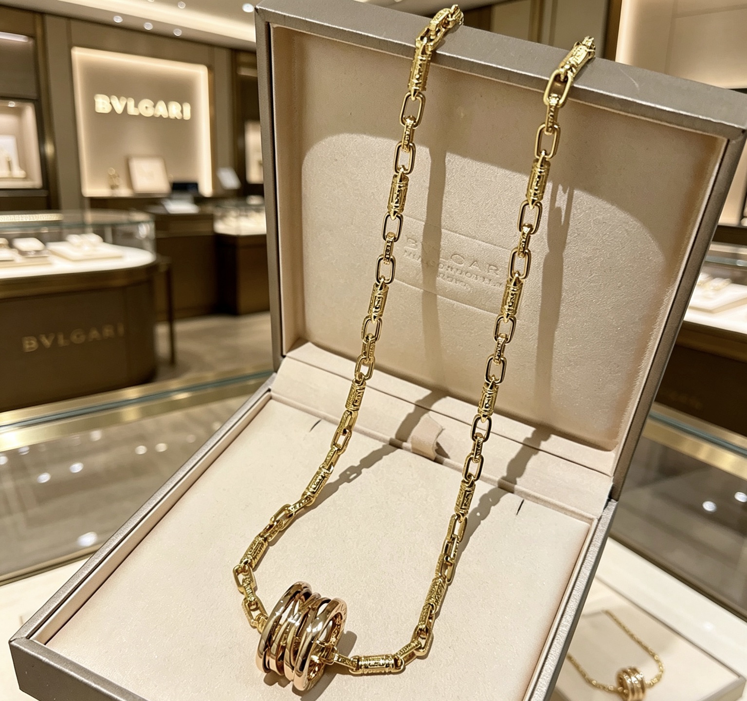 NO:767856,Batch. Bvlgari necklace made of V gold. BVLGARI DIVAS’ DREAM series. Perfect appearance, incomparable details. The unique color is completely impeccable. It is decorated with a classic ring shape design. It is simple yet elegant and eye-catching. The combination of 18K gold is more elegant. The upper body is elegant and attractive. The same style for men and women. Bvlgari necklace. Hot product recommendation. Total length 60 cm, boutique jewelry, bottega  veneta,bvlgari,bvlgari,necklace19860909批.宝格丽项链V金材质 .BVLGARI宝格丽 DIVAS‘ DREAM 系列 品相完美,细节无敌,那种独特的色泽完全无可挑剔,再缀以经典指环外形设计,简约之余却又优雅夺目,18K金的组合更显气色,上身雅致动人.男女同款 宝格丽项链 爆品推荐 总长60厘米,饰品精品,bottega veneta,bvlgari,bvlgari,necklace,Jewelry
