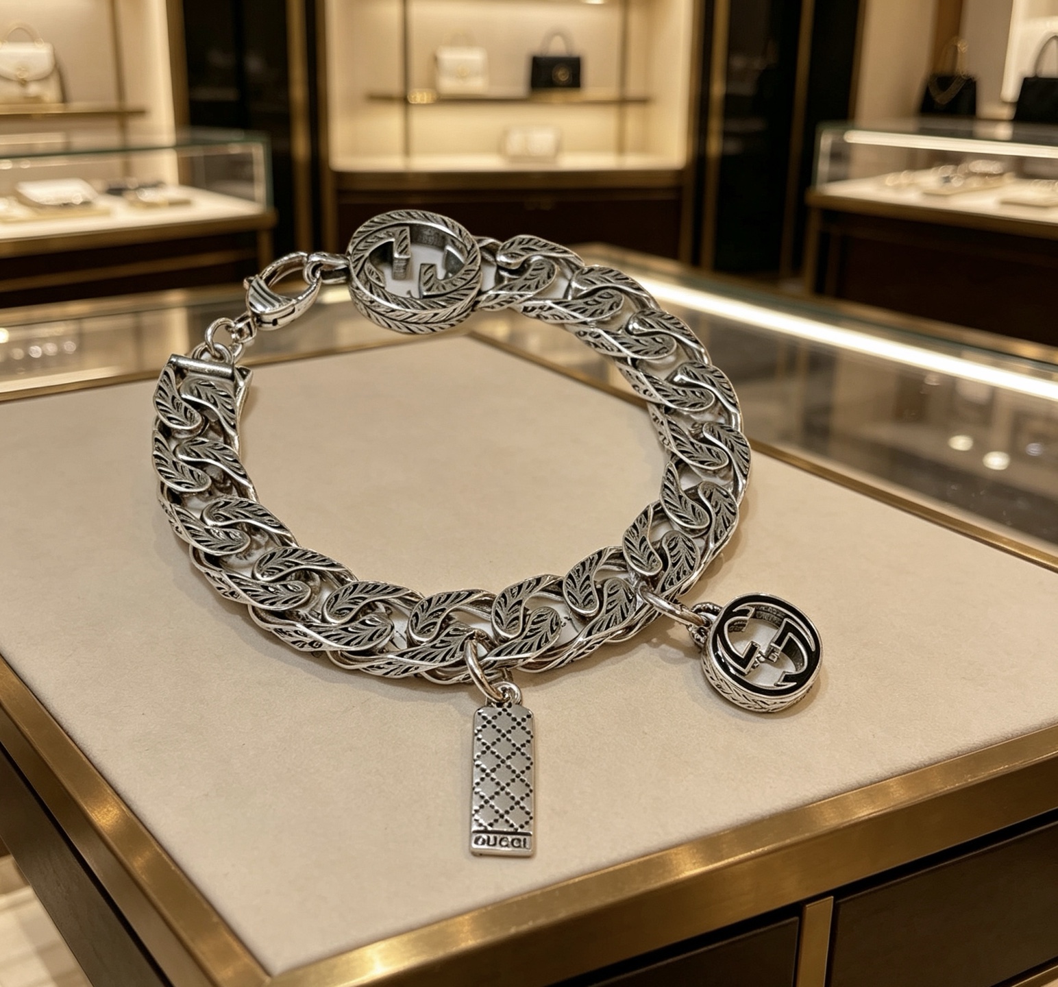 NO:767864,Batch. Newly released in 2026. The latest classic model of Gucci Gucci bracelet. Exquisite regardless of style and texture, it is absolutely top-notch. You can understand the original logo at a glance. Super nice. The best choice for matching clothes. A must-have item for men and women. Size 17~24 cm. Boutique jewelry. gucci, gucci, bracelet19860909批. 2026新出炉 Gucci古驰手链最新款的经典款 精致无论款式 质感 都是绝对的顶尖feel 只要看一眼就懂了原版logo 超 nice 搭配衣服最佳的选择,男女同款必备神器 码数17~24厘米,饰品精品,gucci,gucci,bracelet,Jewelry