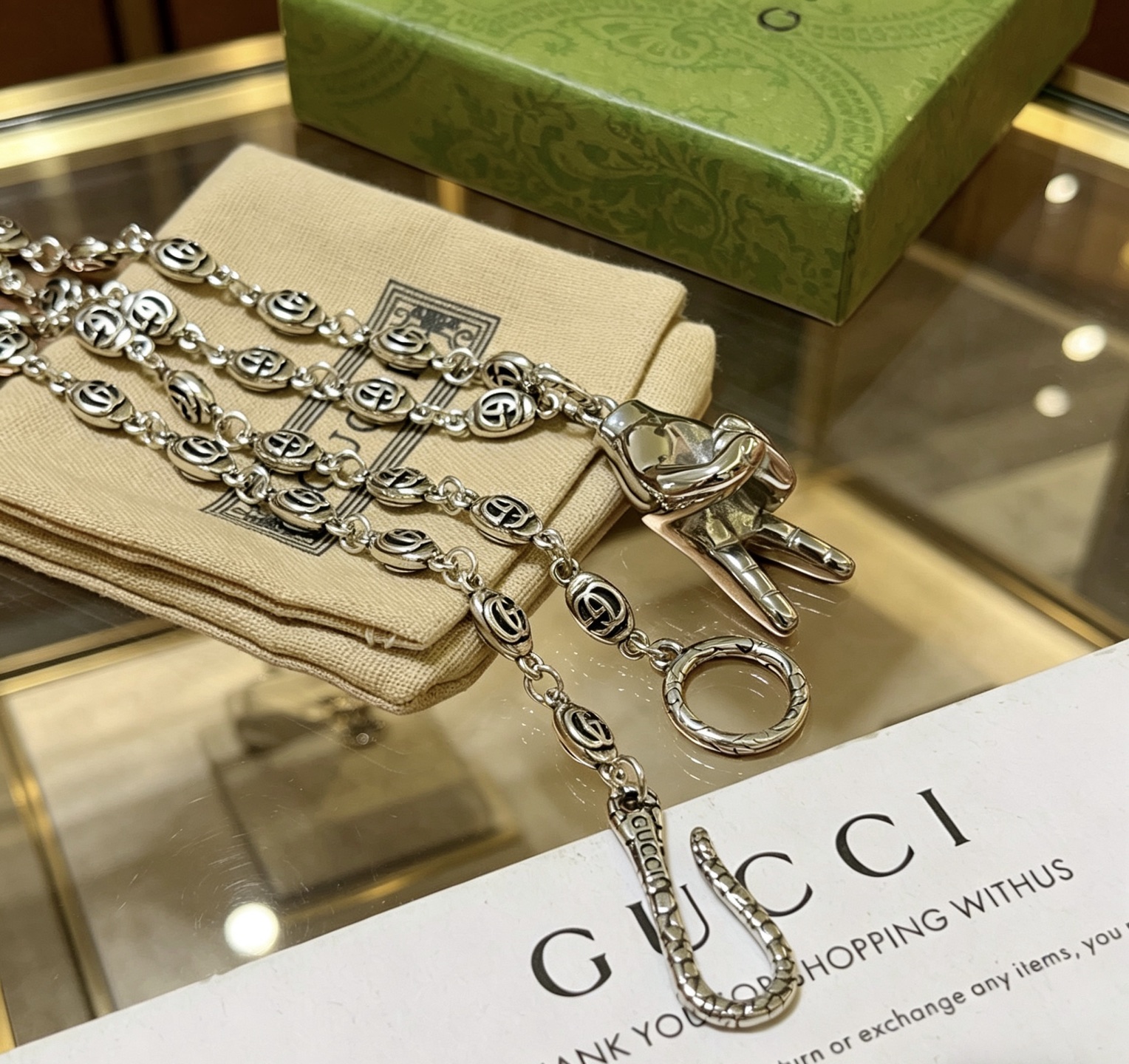 NO:767885,Batch, do not explode, douyin is the first choice for Internet celebrities to bring goods. The latest chain of Gucci necklace is of higher quality. The same style as the Anger Forest series double G Gucci new art style retro necklace. It makes high-end clothes more elegant. It has more brand and personality when going out. The details are distressed. Non-market glossy version. This one has been released. The best-selling model in Gucci. Very easy to match, fine jewelry, gucci, necklace.19860909批 不爆不发 抖音带货网红首选 古驰项链最新款链条档次更高明星同款Anger Forest系列双g古驰新品艺术风格复古项链 让高档的衣服搭配更有气质 出去更有牌面和个性 细节对版做旧处理 非市面亮面版型 这款一直在出 古驰里面热卖款 非常好搭配,饰品精品,gucci,necklace,Jewelry