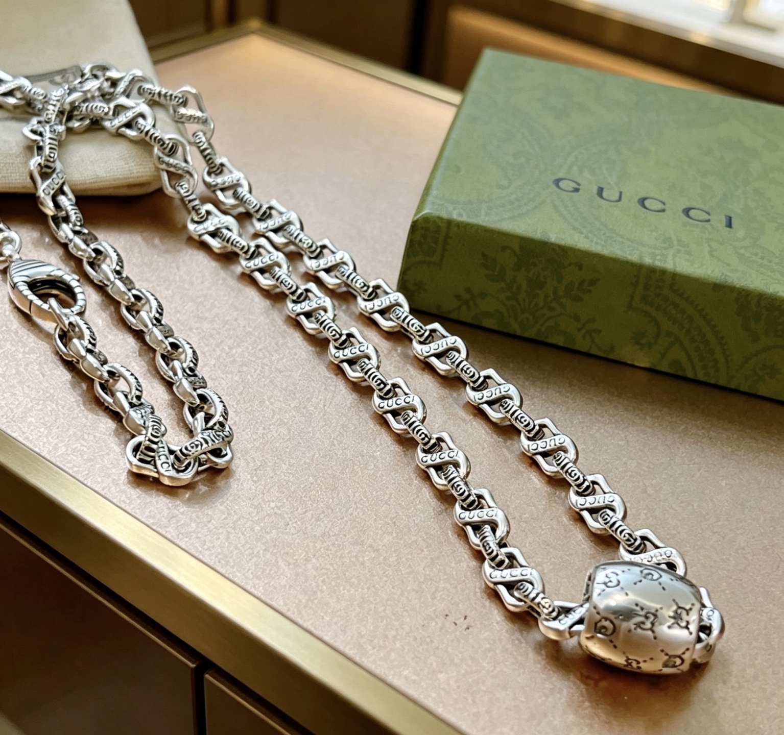 NO:767909,Batch, do not explode, do not post, Douyin is the first choice for Internet celebrities to bring goods. The latest chain of Gucci necklace is of higher quality. The same style as the Anger Forest series double G retro pendant high-end necklace for celebrities. It makes high-end clothes more elegant. It has more brand and personality when going out. The details are distressed. The non-market glossy version. This one has been released. The best-selling model in Gucci. Very easy to match, fine jewelry, gucci, necklace.19860909批 不爆不发 抖音带货网红首选 古驰项链最新款链条档次更高明星同款Anger Forest系列双g复古吊坠高端项链 让高档的衣服搭配更有气质 出去更有牌面和个性 细节对版做旧处理 非市面亮面版型 这款一直在出 古驰里面热卖款 非常好搭配,饰品精品,gucci,necklace,Jewelry